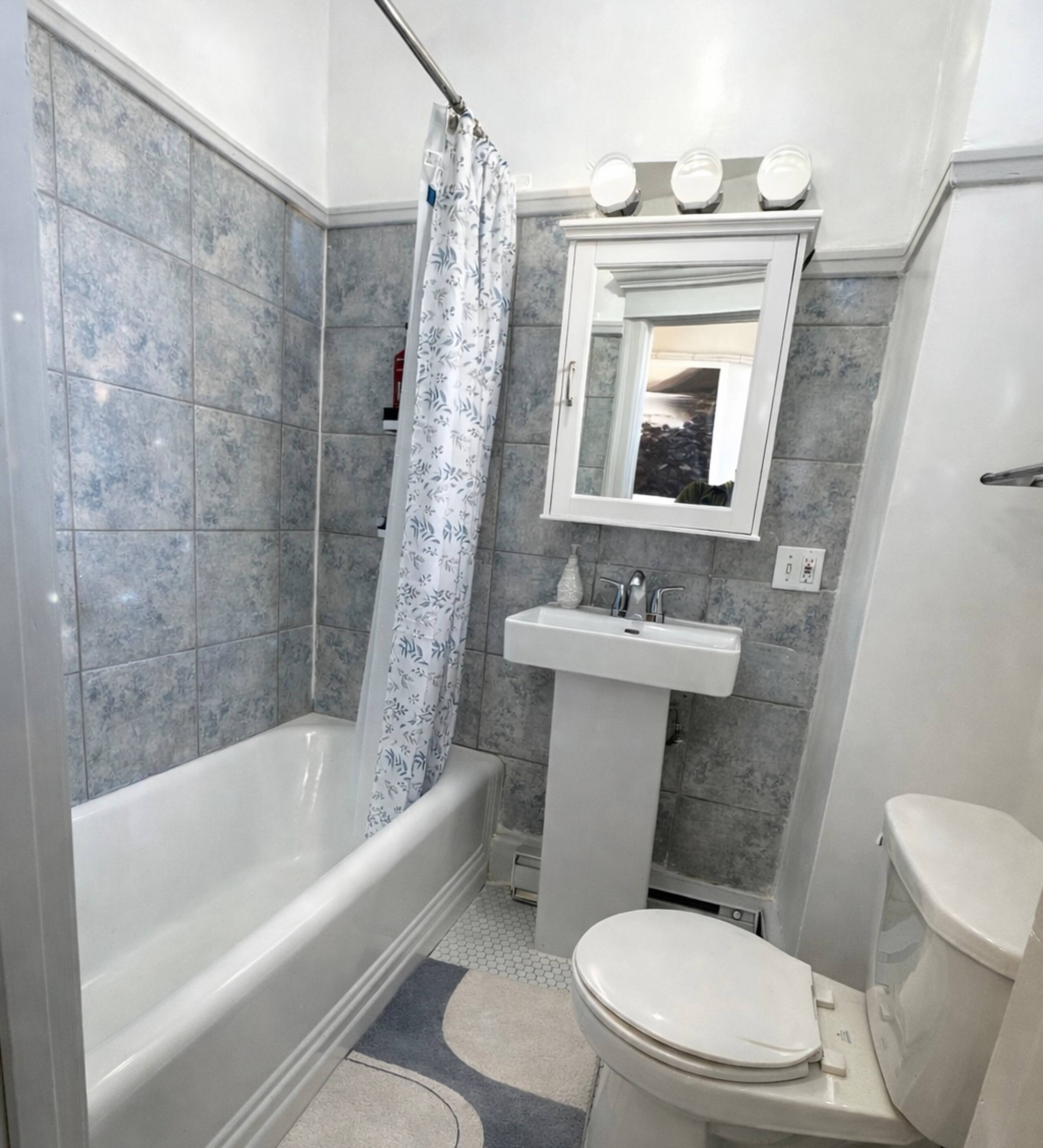 Aïolos - Full bathroom image 1