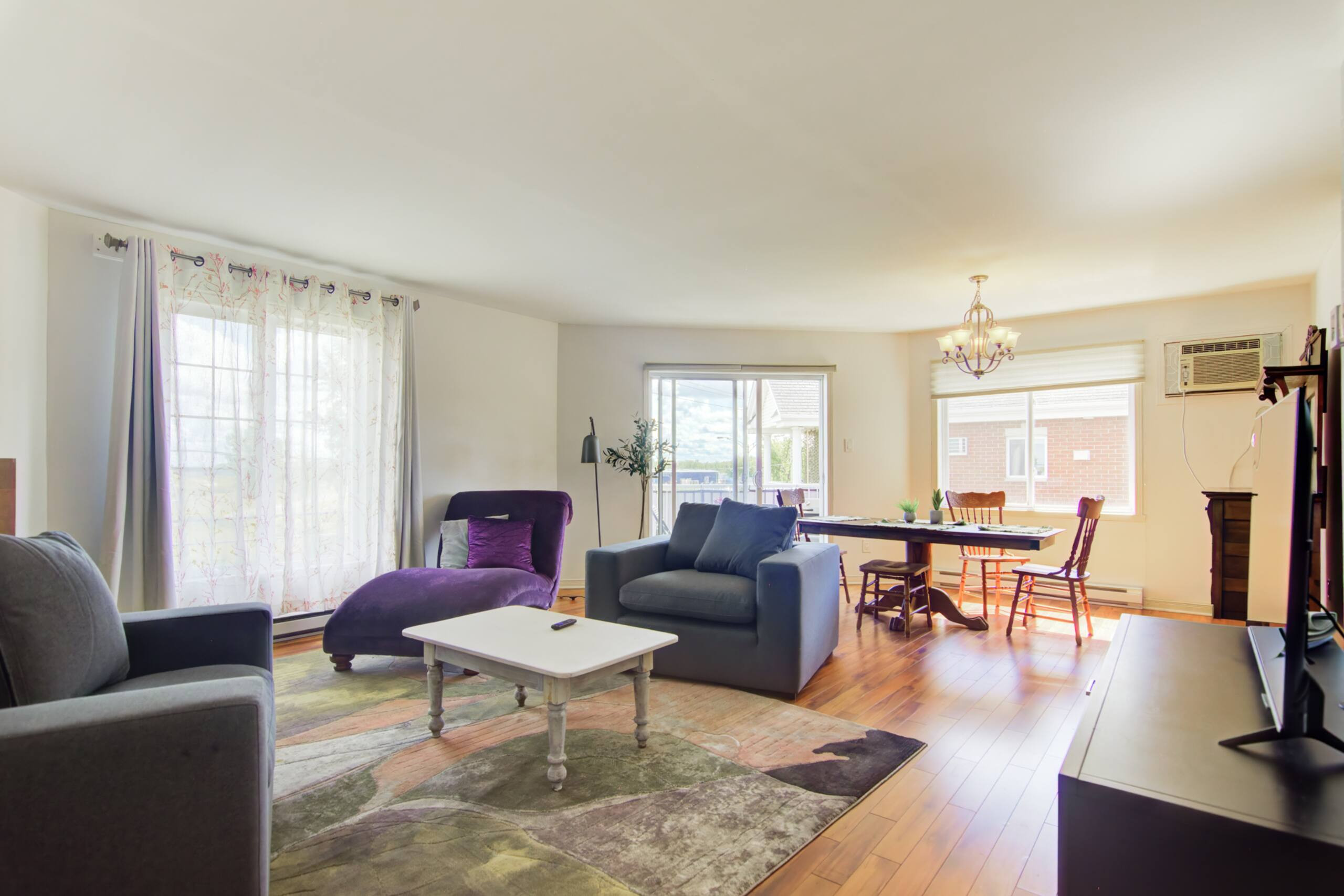 Le Samuel - Living room image 4