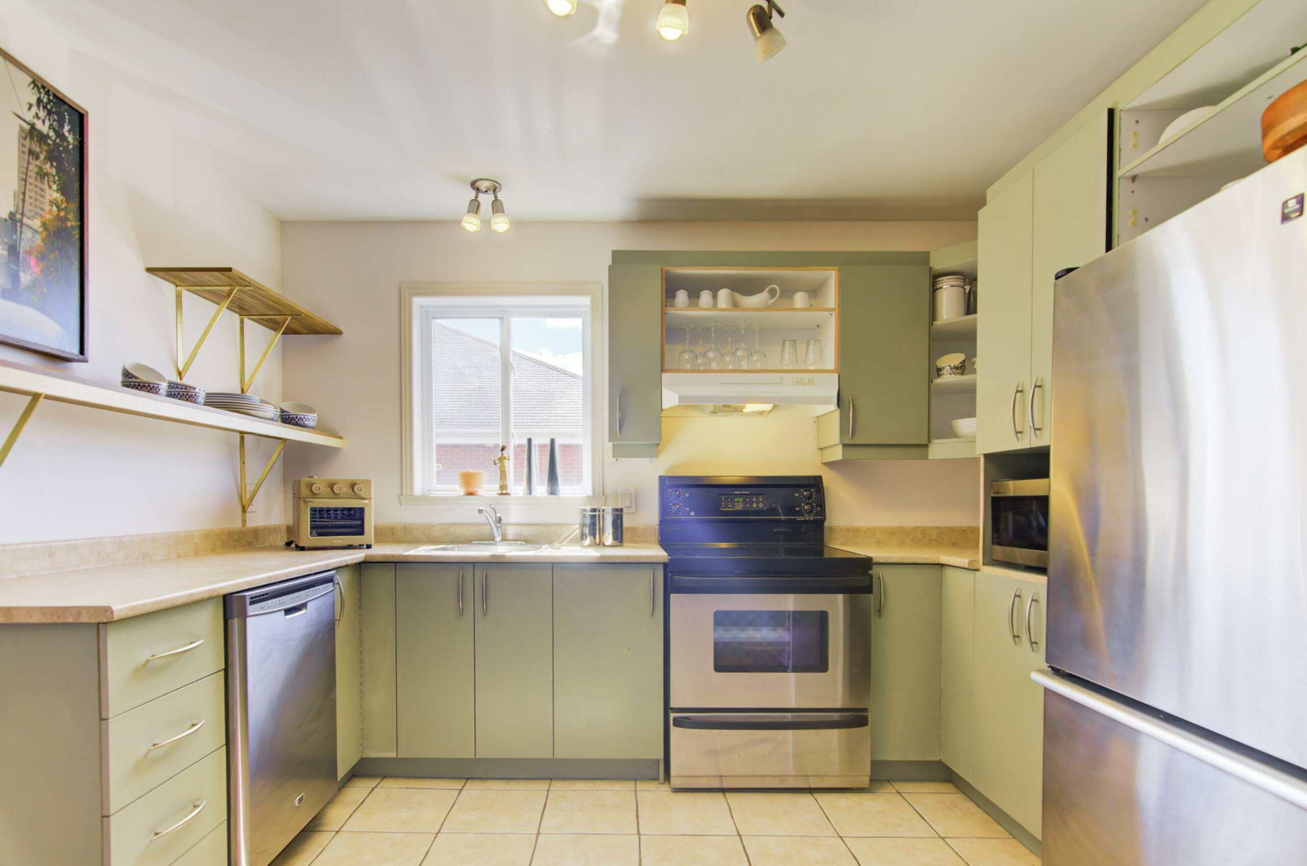 Le Samuel - Full kitchen image 3