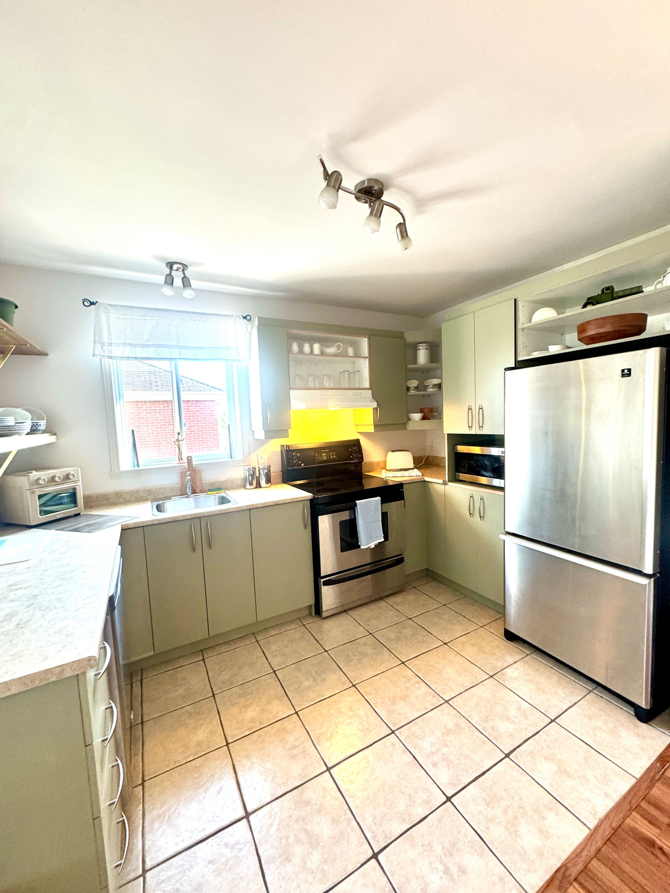 Le Samuel - Full kitchen image 6