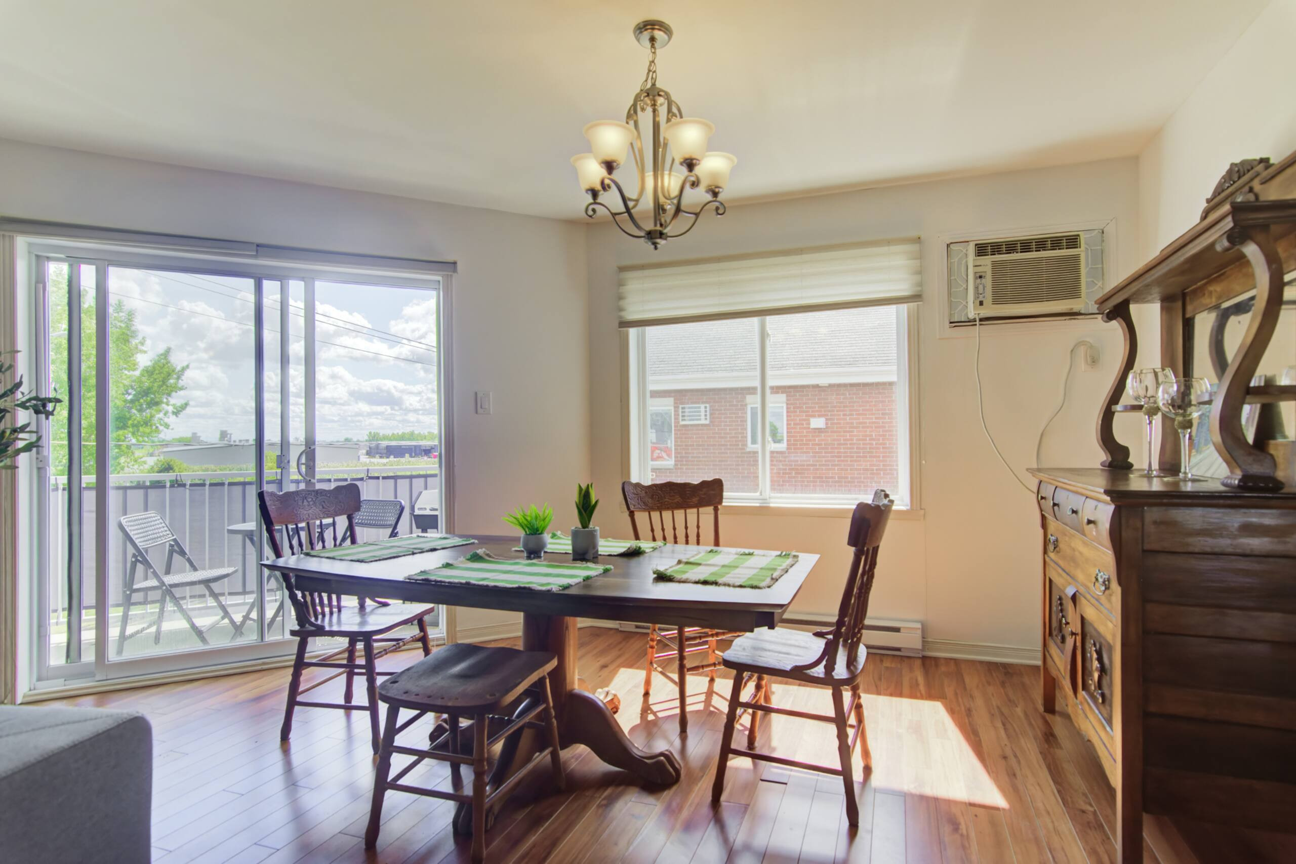 Le Samuel - Dining area image 1