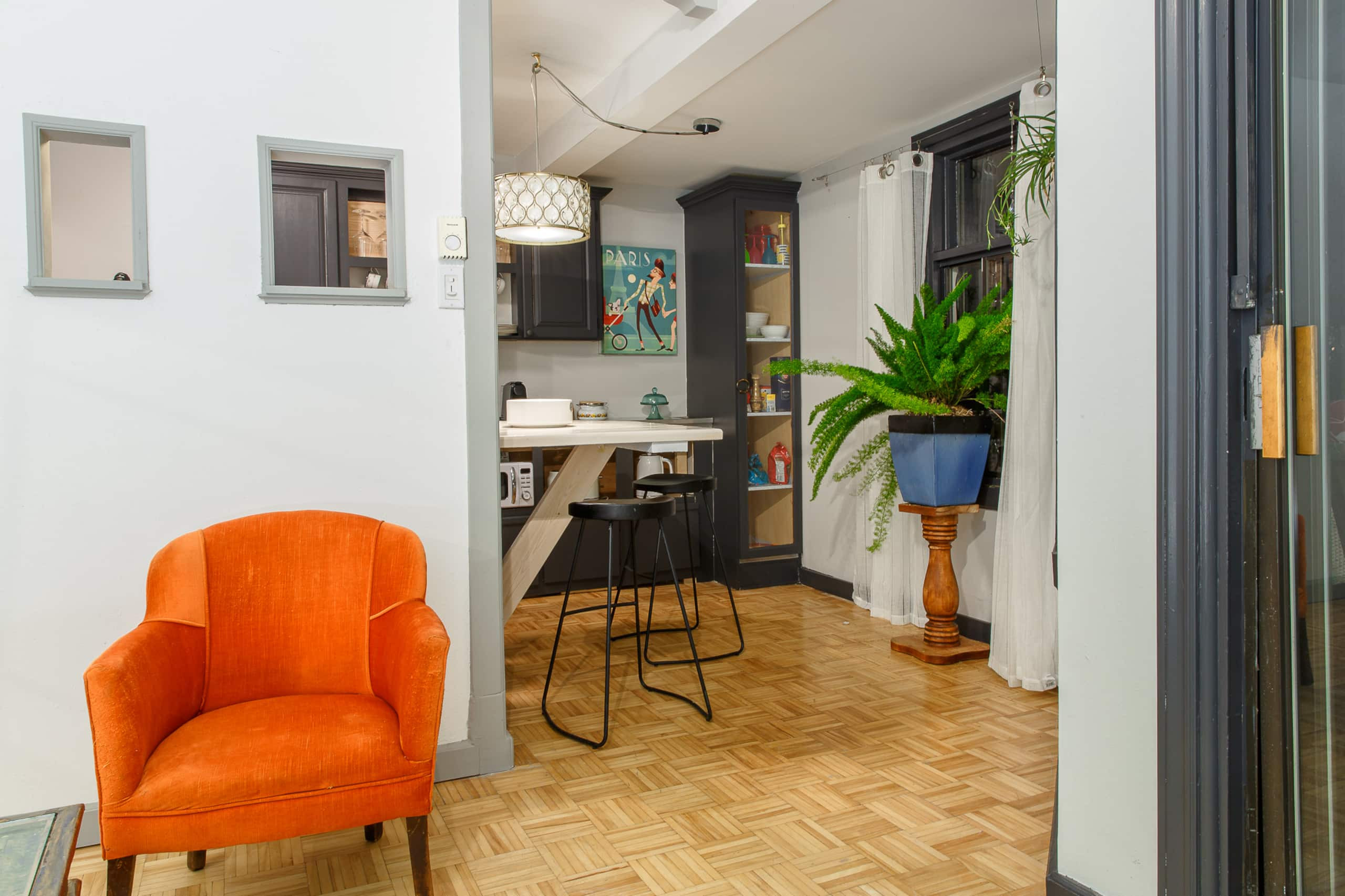 Mia - Dining area image 1