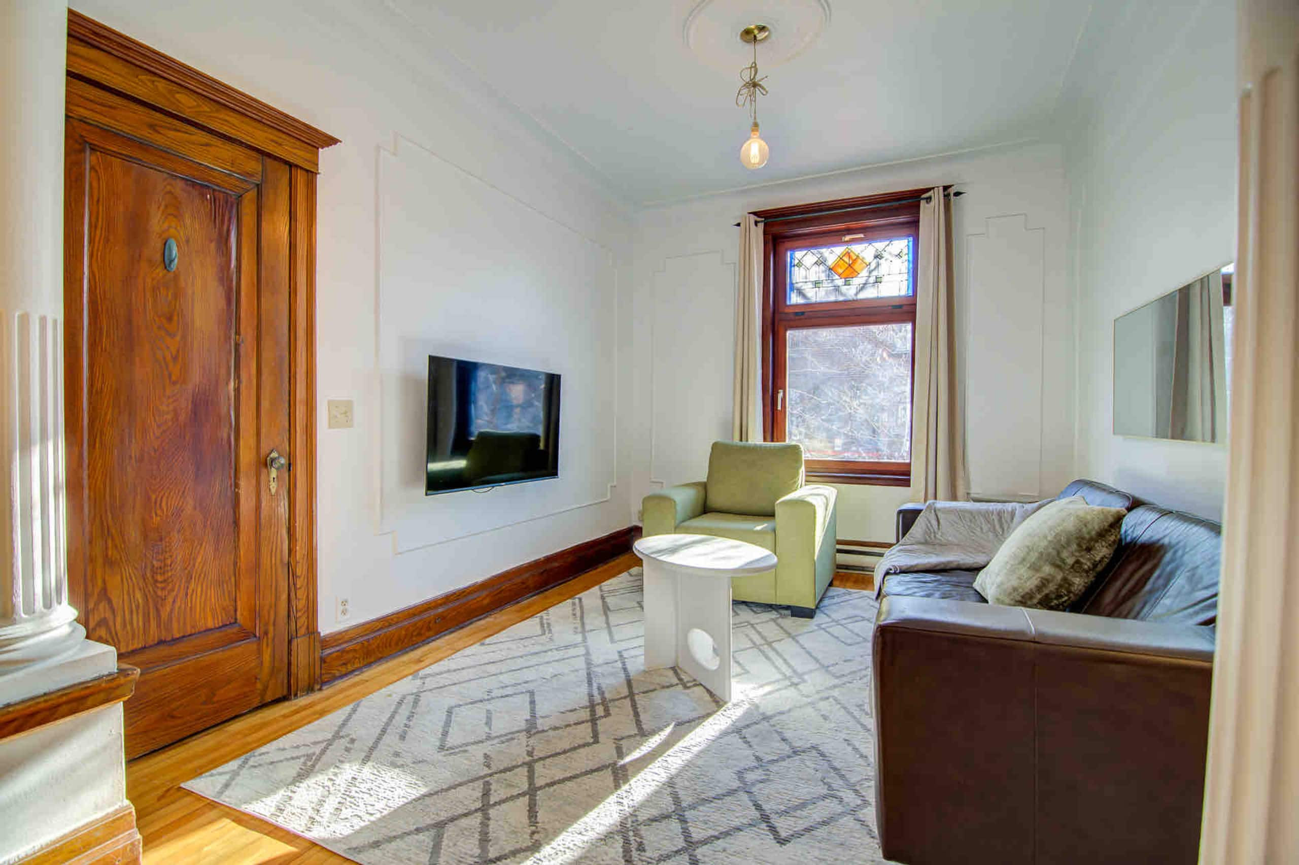 Montrealer - Living room image 1