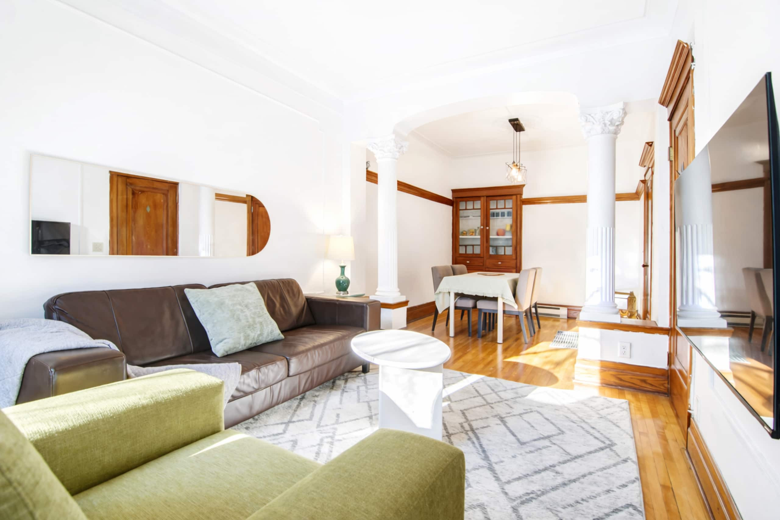 Montrealer - Living room image 3
