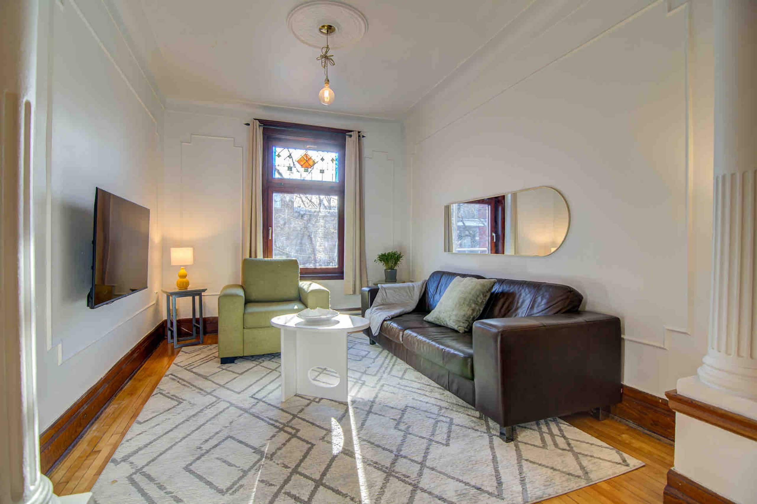 Montrealer - Living room image 4