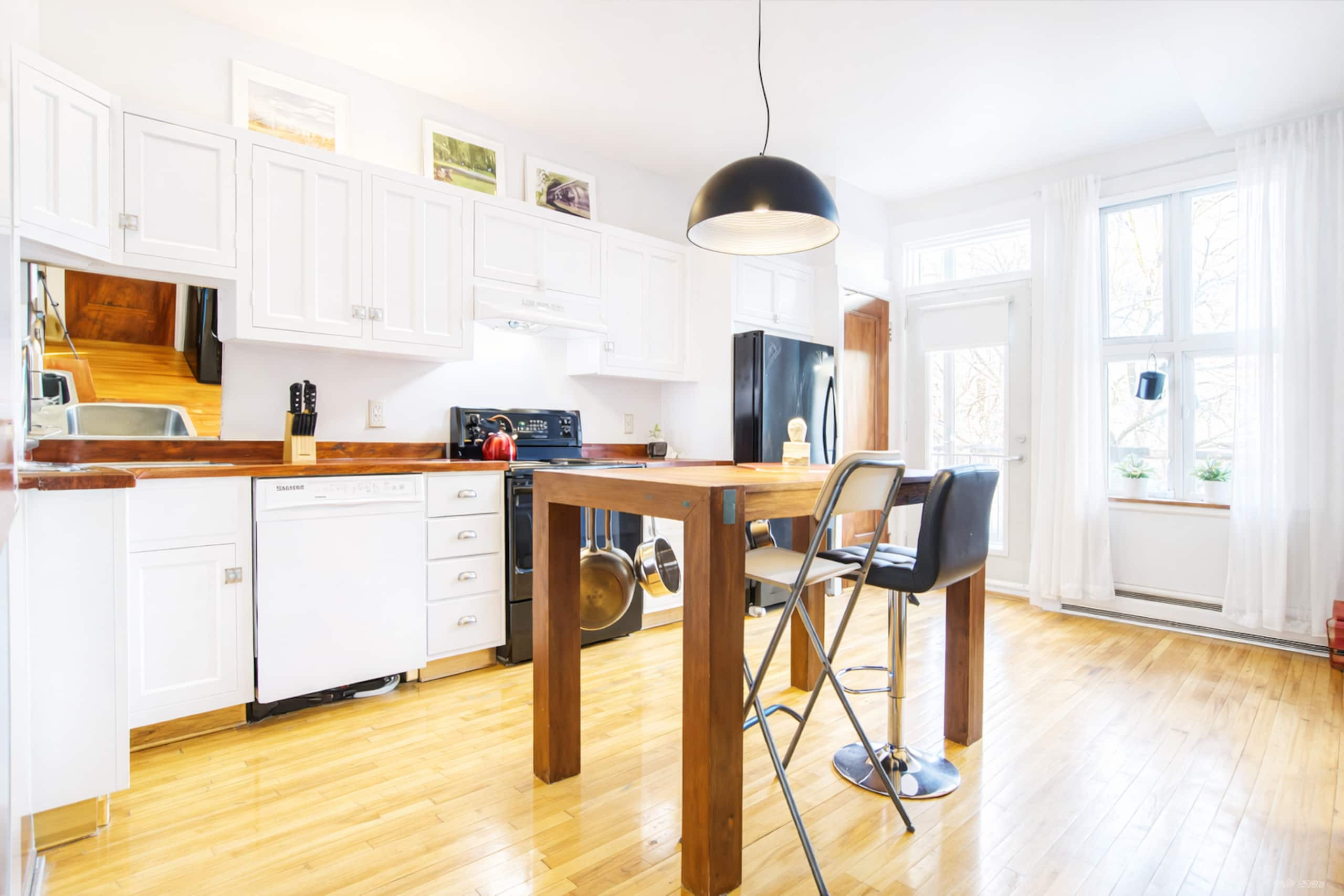 Montrealer - Full kitchen image 1