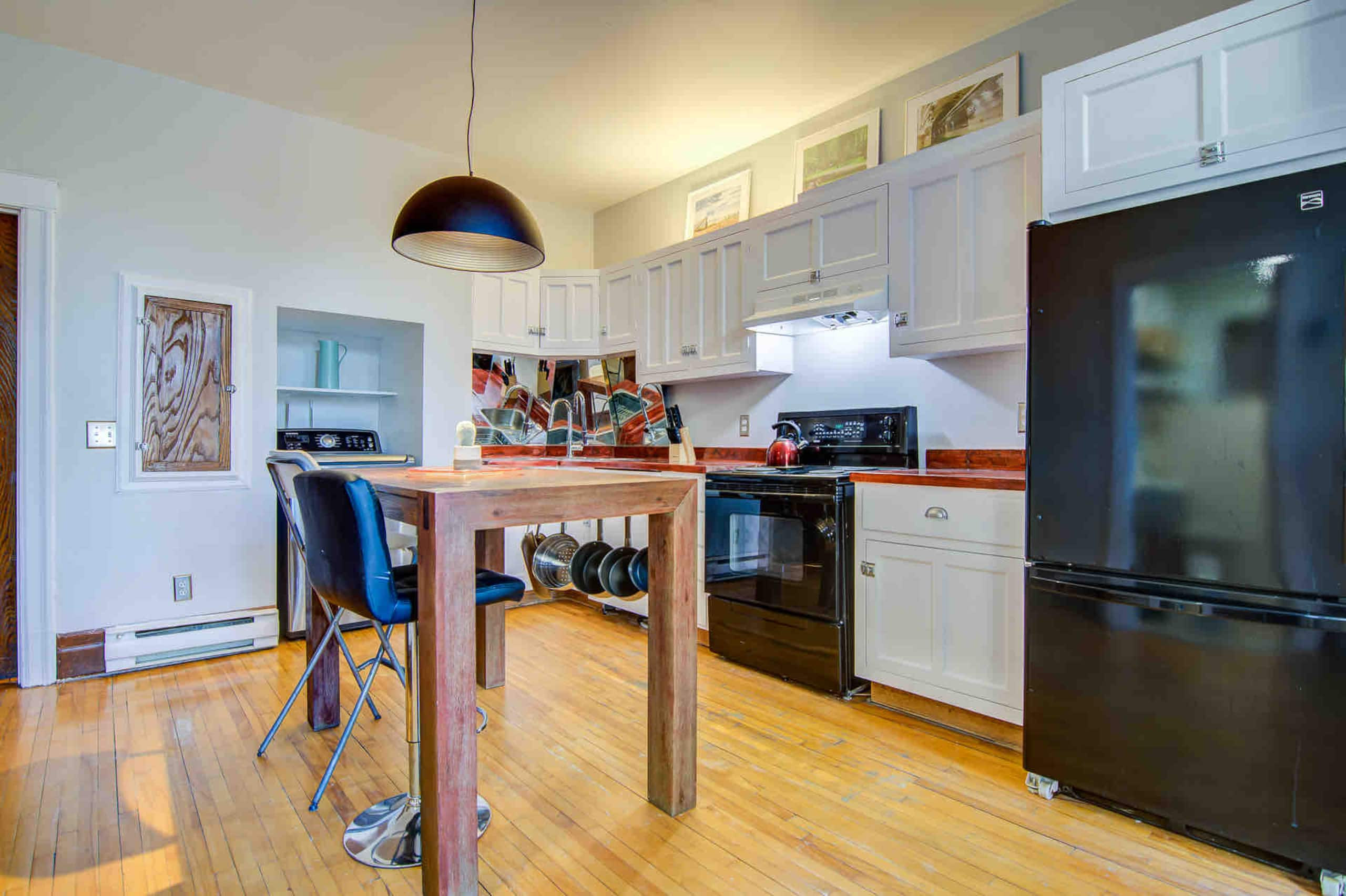 Montrealer - Full kitchen image 2