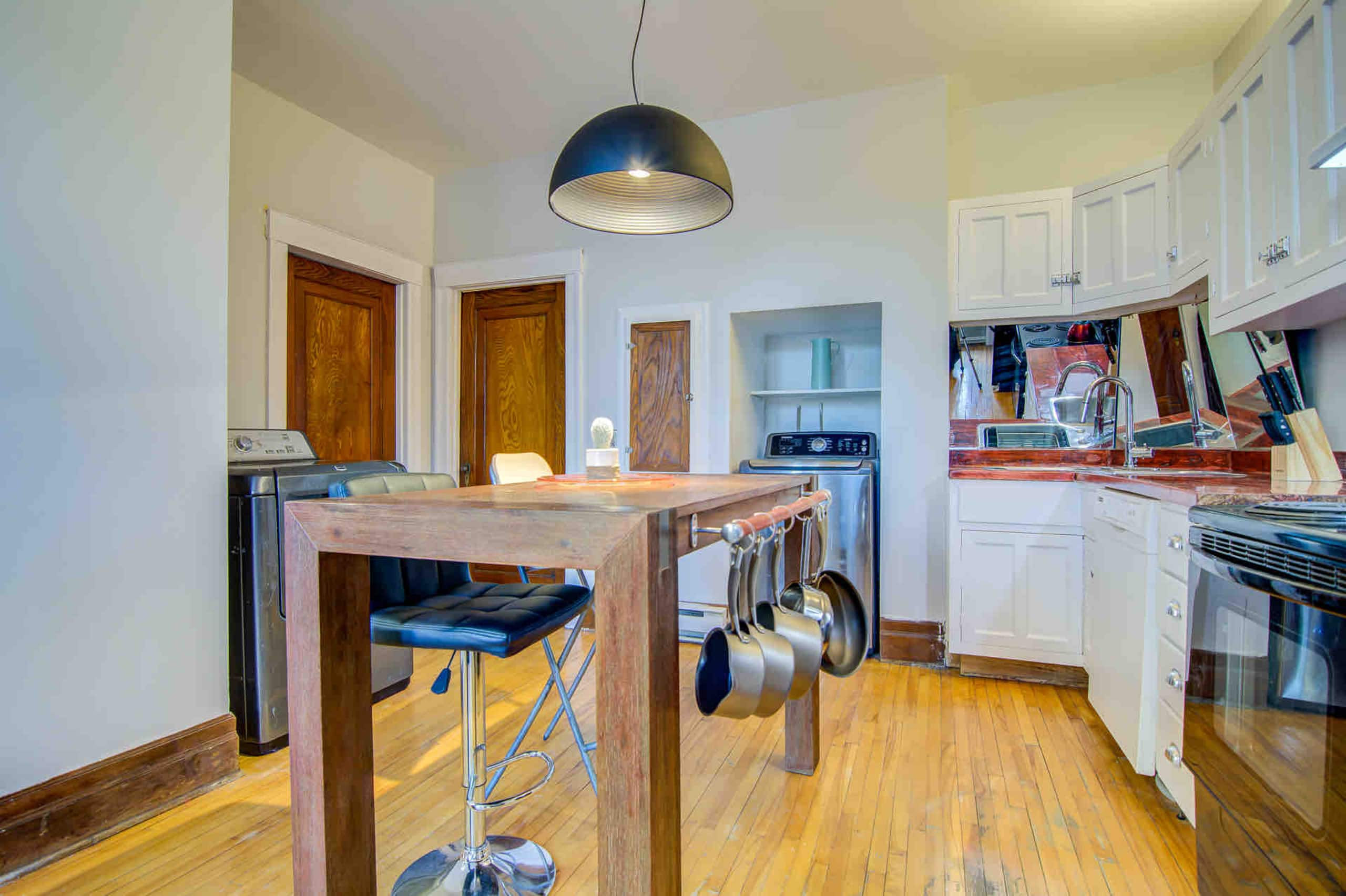 Montrealer - Full kitchen image 3
