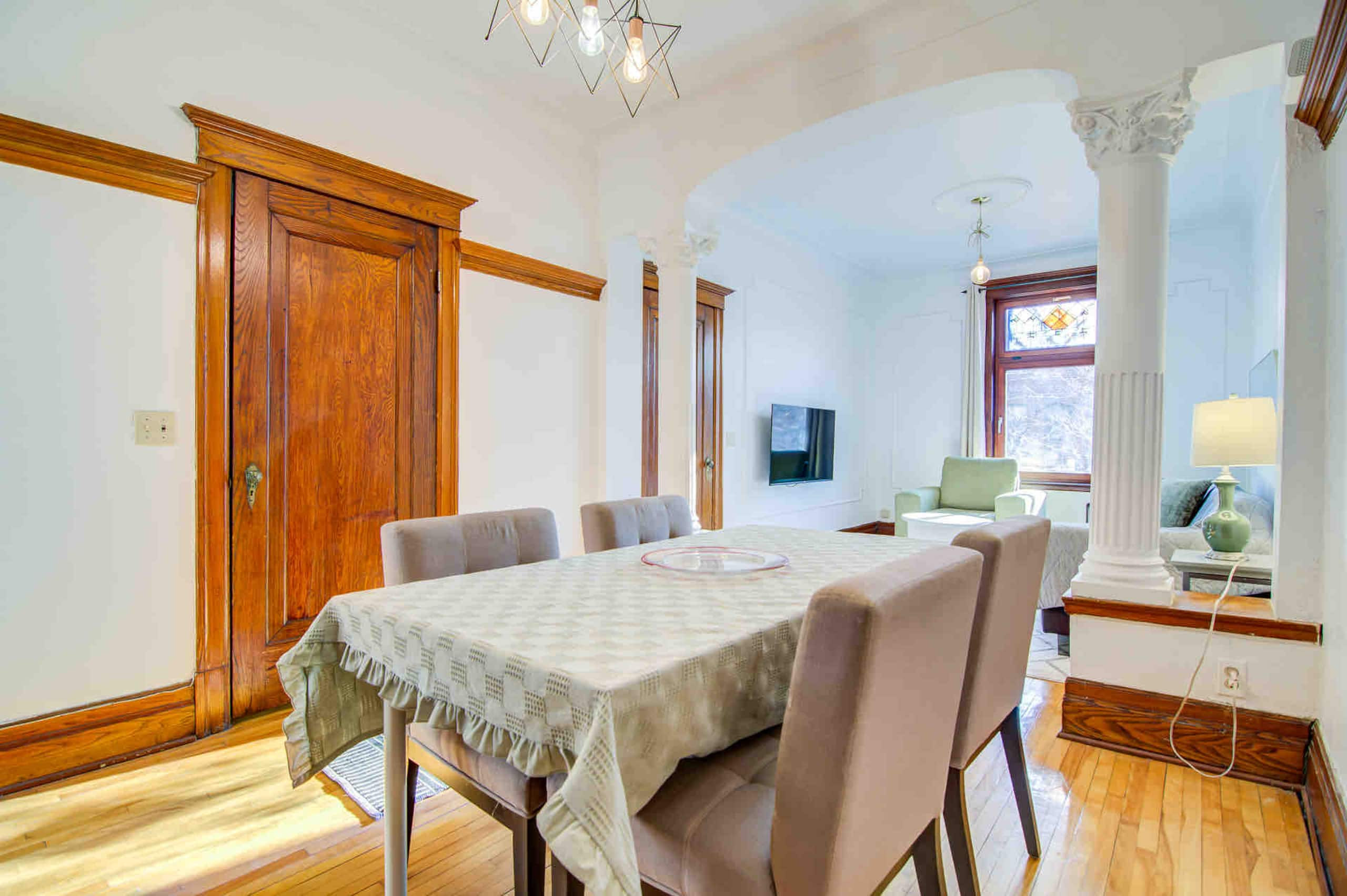 Montrealer - Dining area image 2