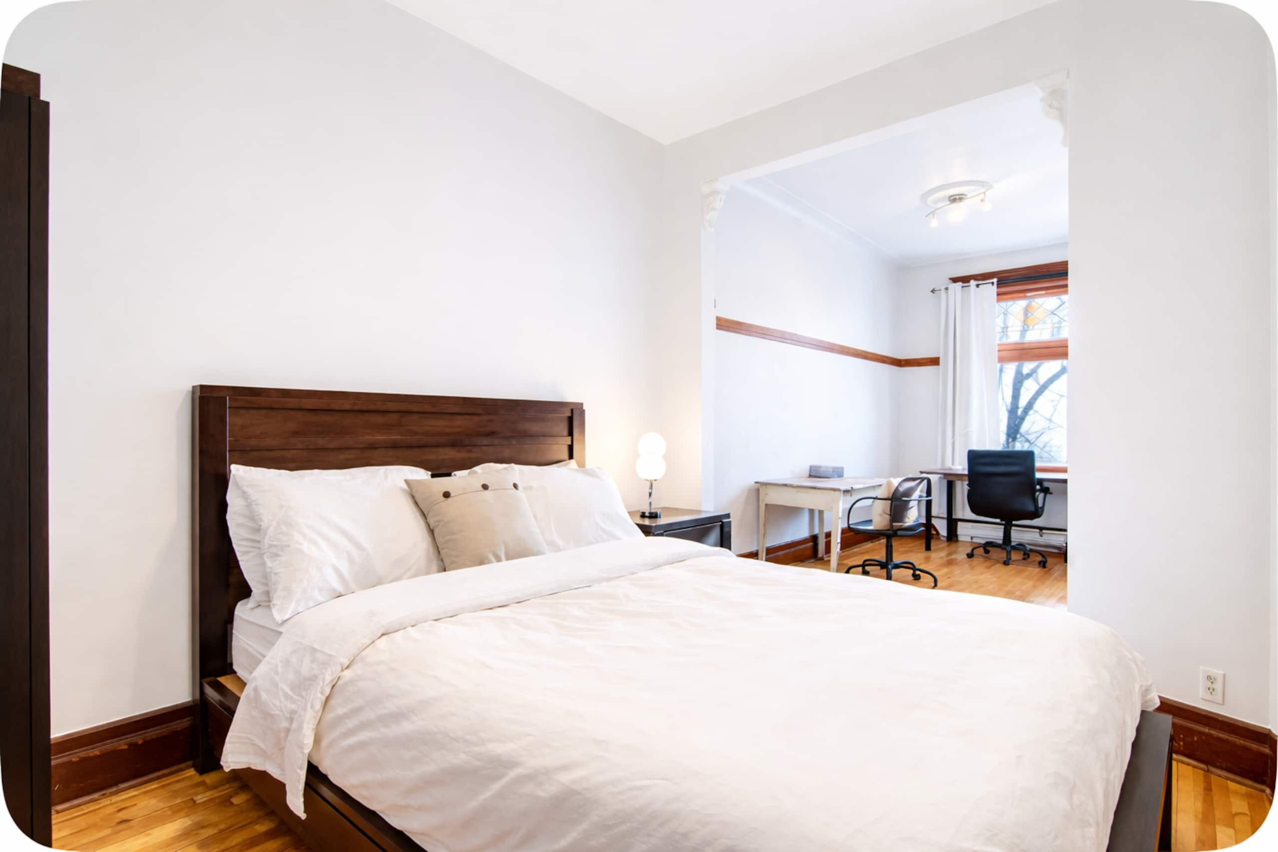 Montrealer - Bedroom 1 image 1