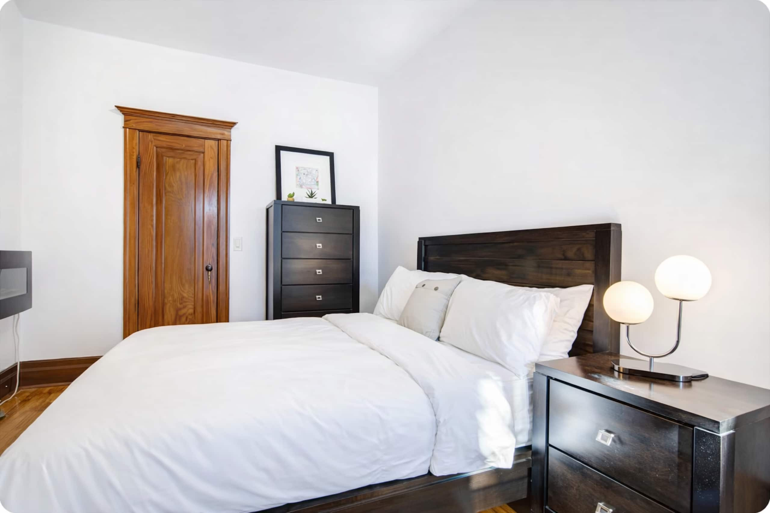 Montrealer - Bedroom 1 image 2