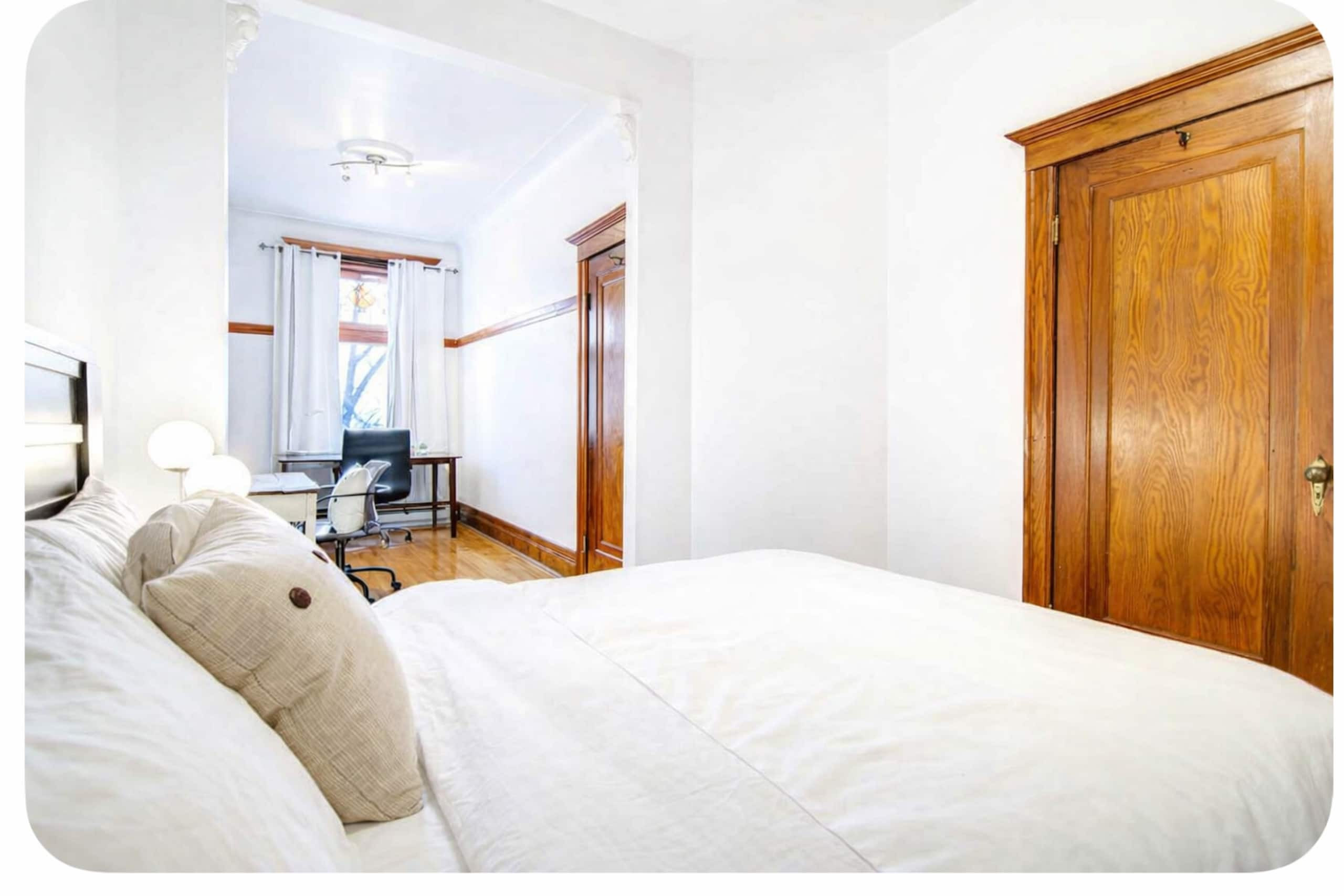 Montrealer - Bedroom 1 image 3