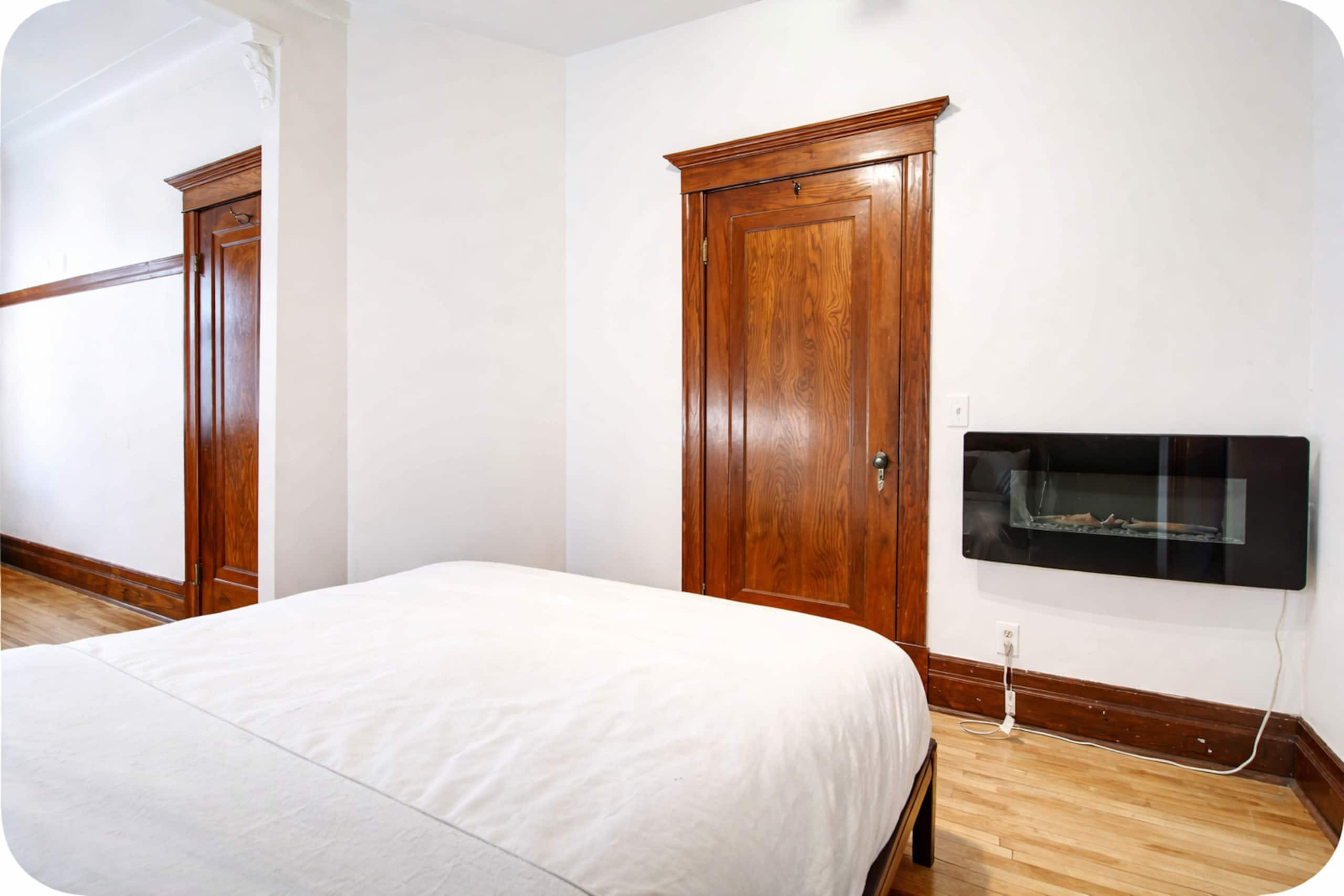 Montrealer - Bedroom 1 image 4