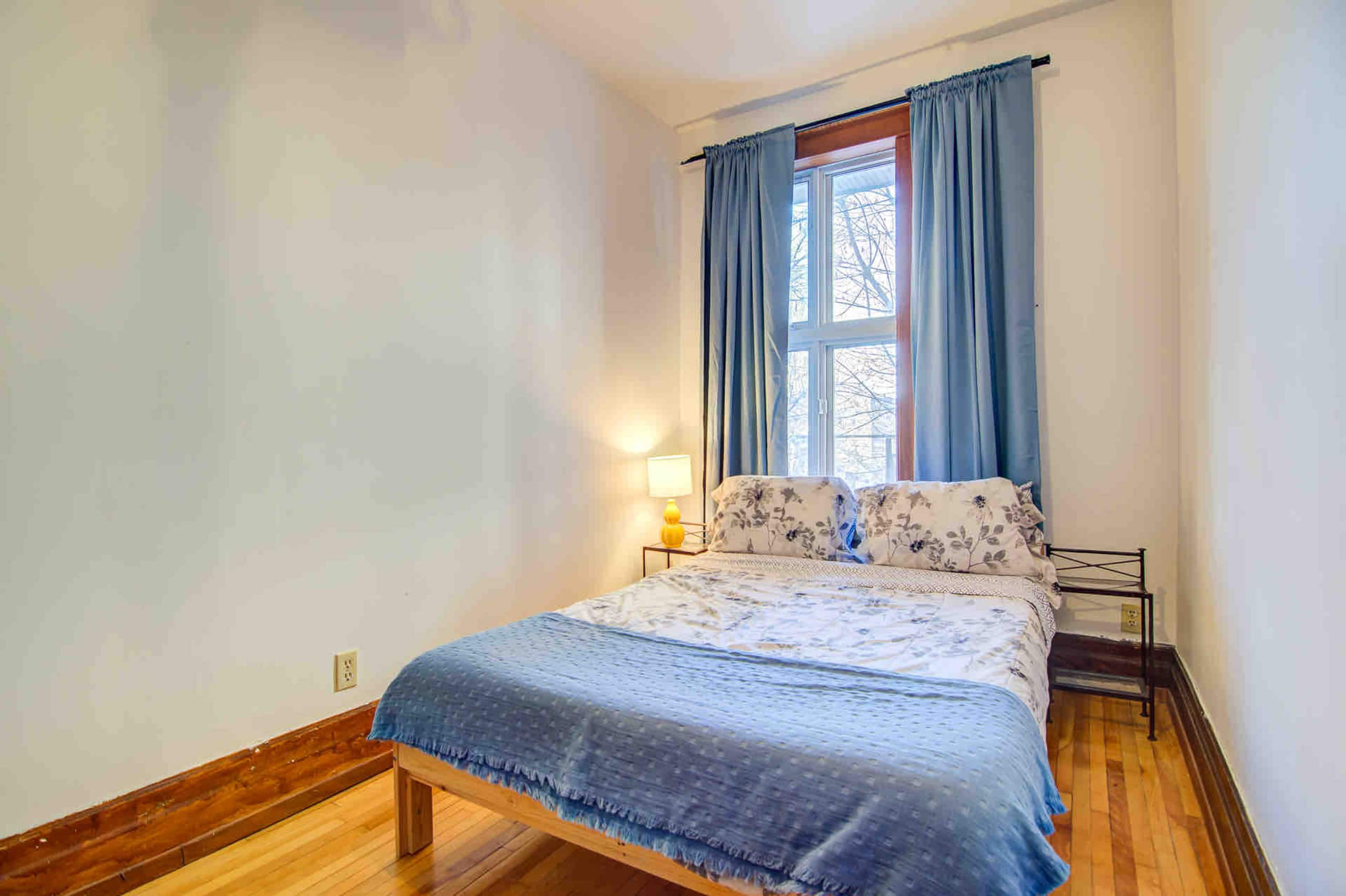 Montrealer - Bedroom 2 image 1