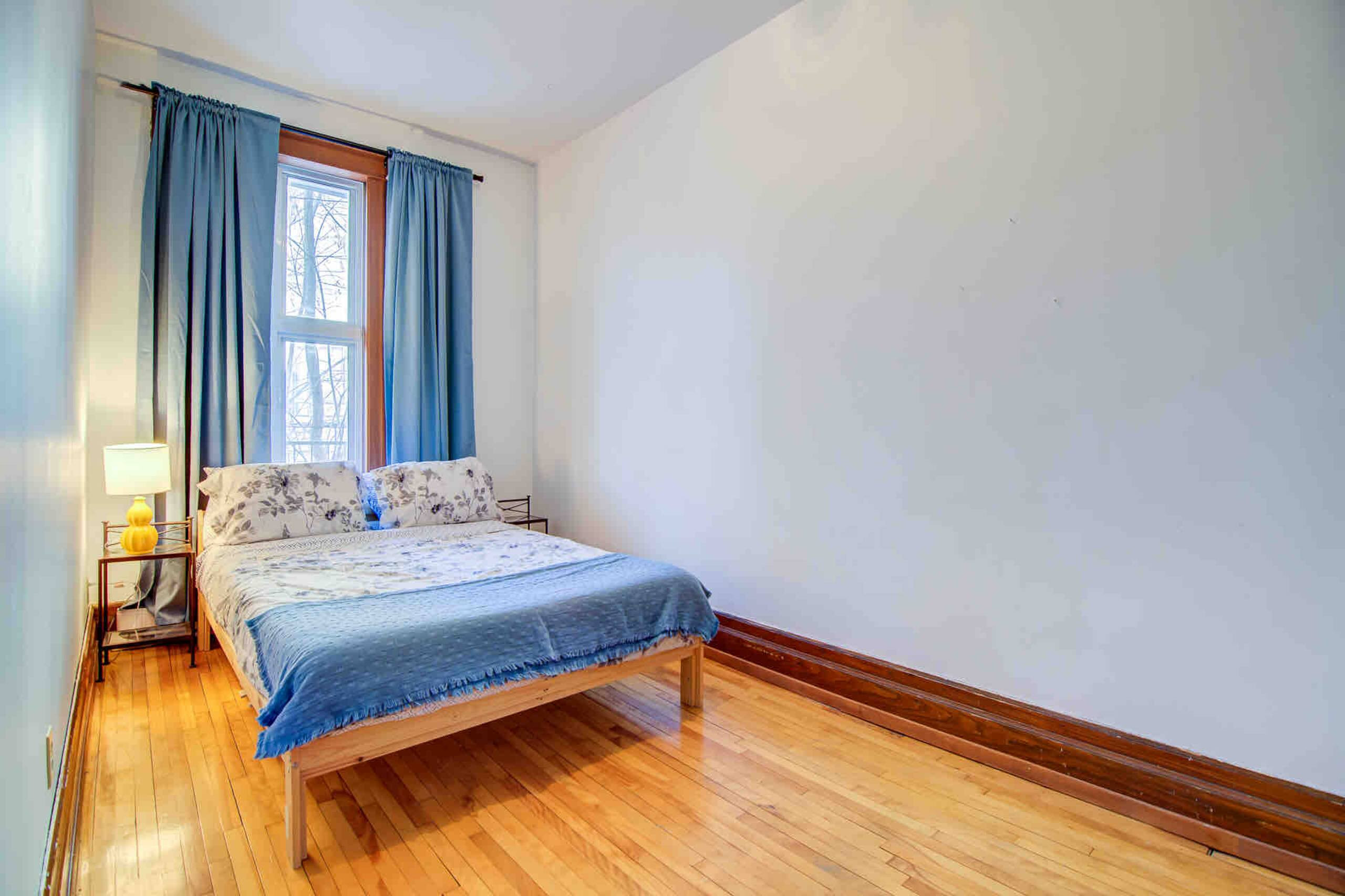 Montrealer - Bedroom 2 image 2