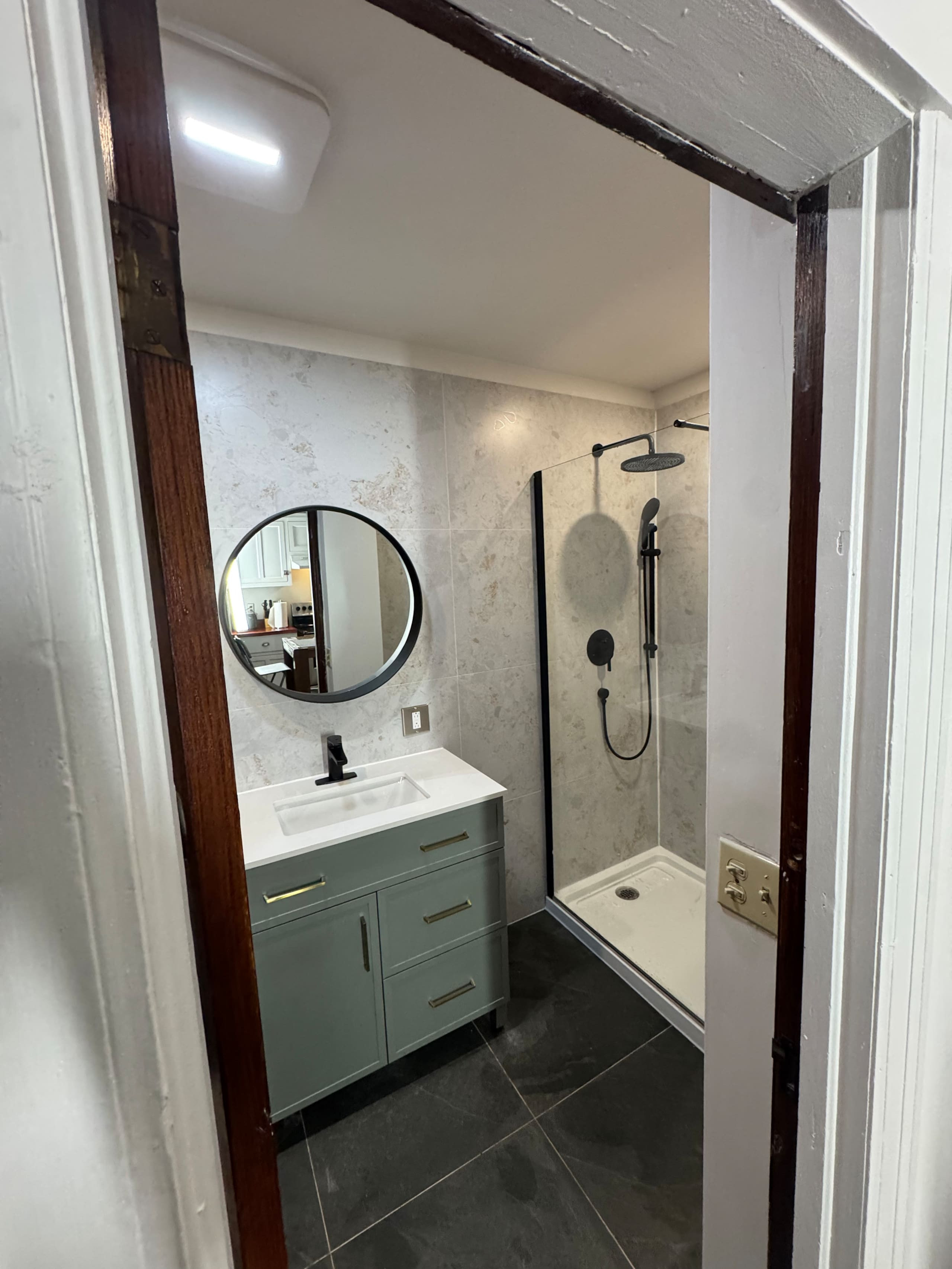 Montrealer - Full bathroom image 2