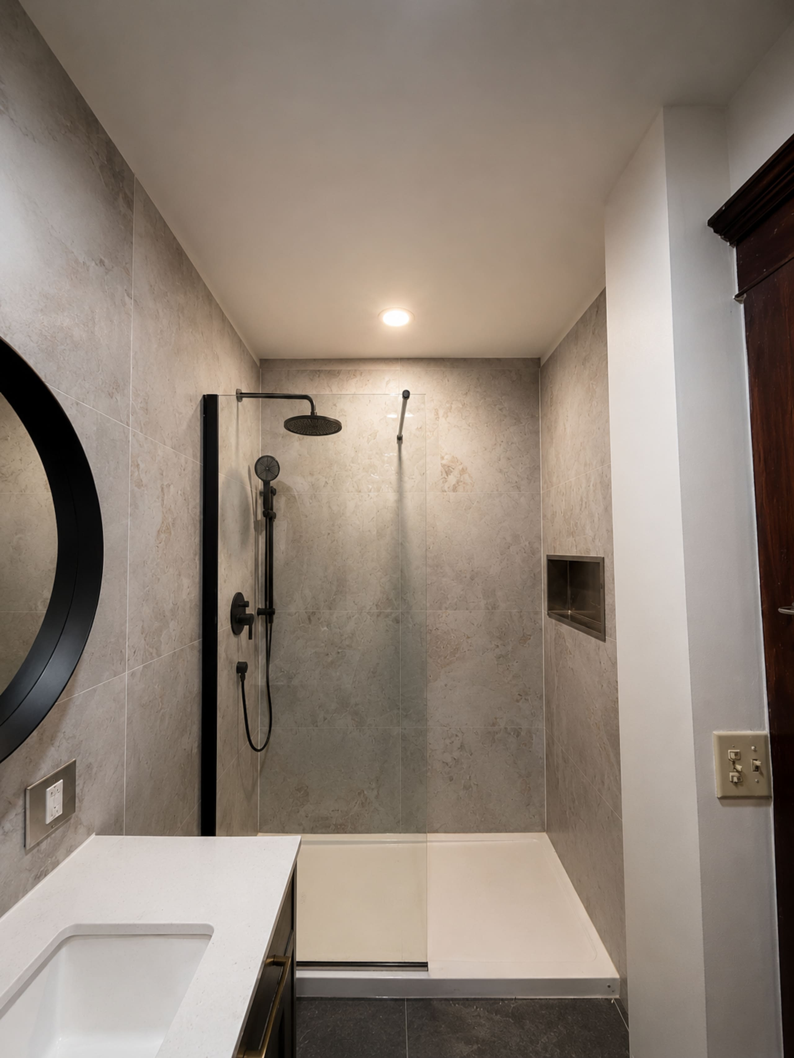 Montrealer - Full bathroom image 3