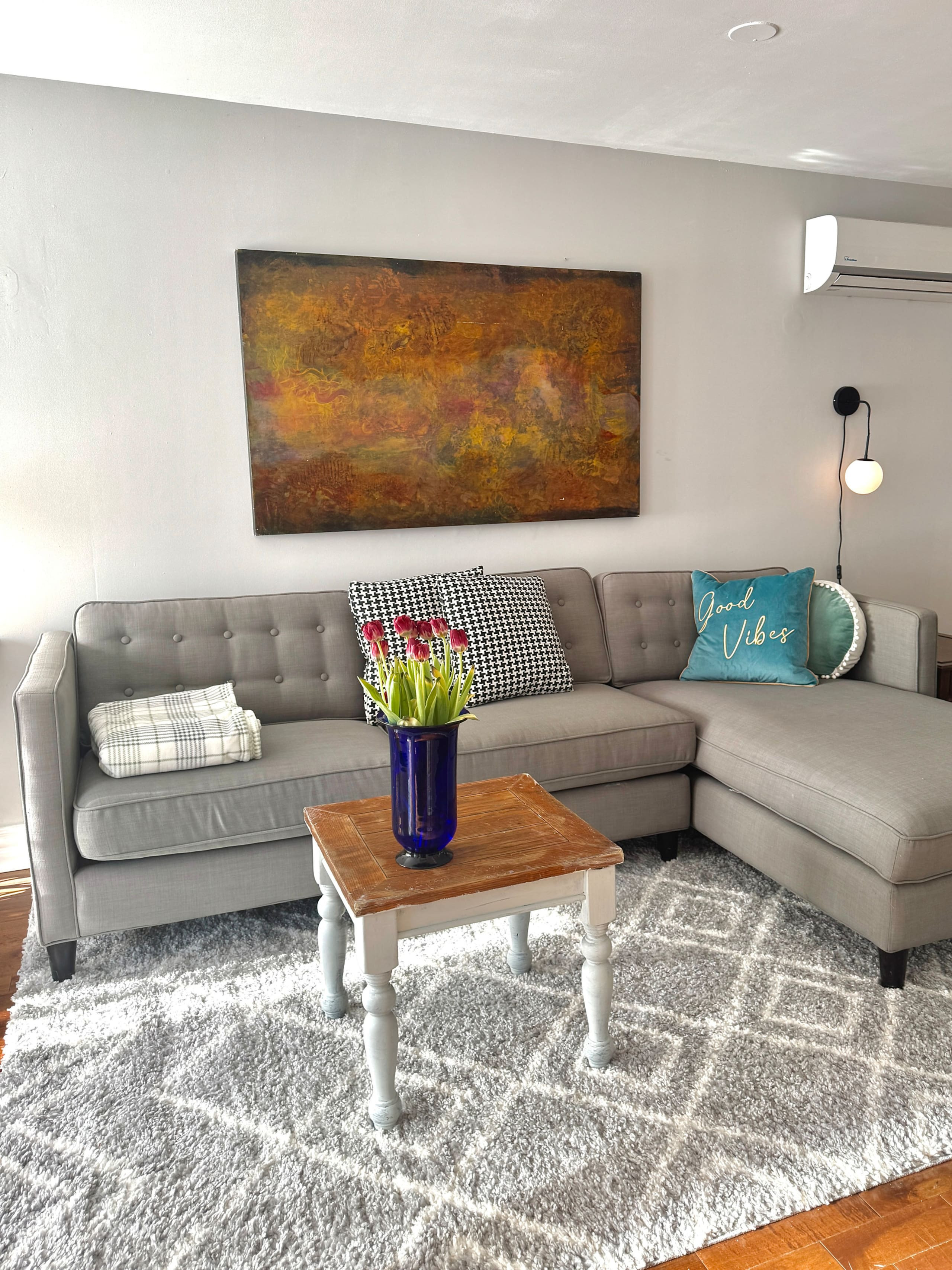 Montreal, I can’t wait! - Living room image 1