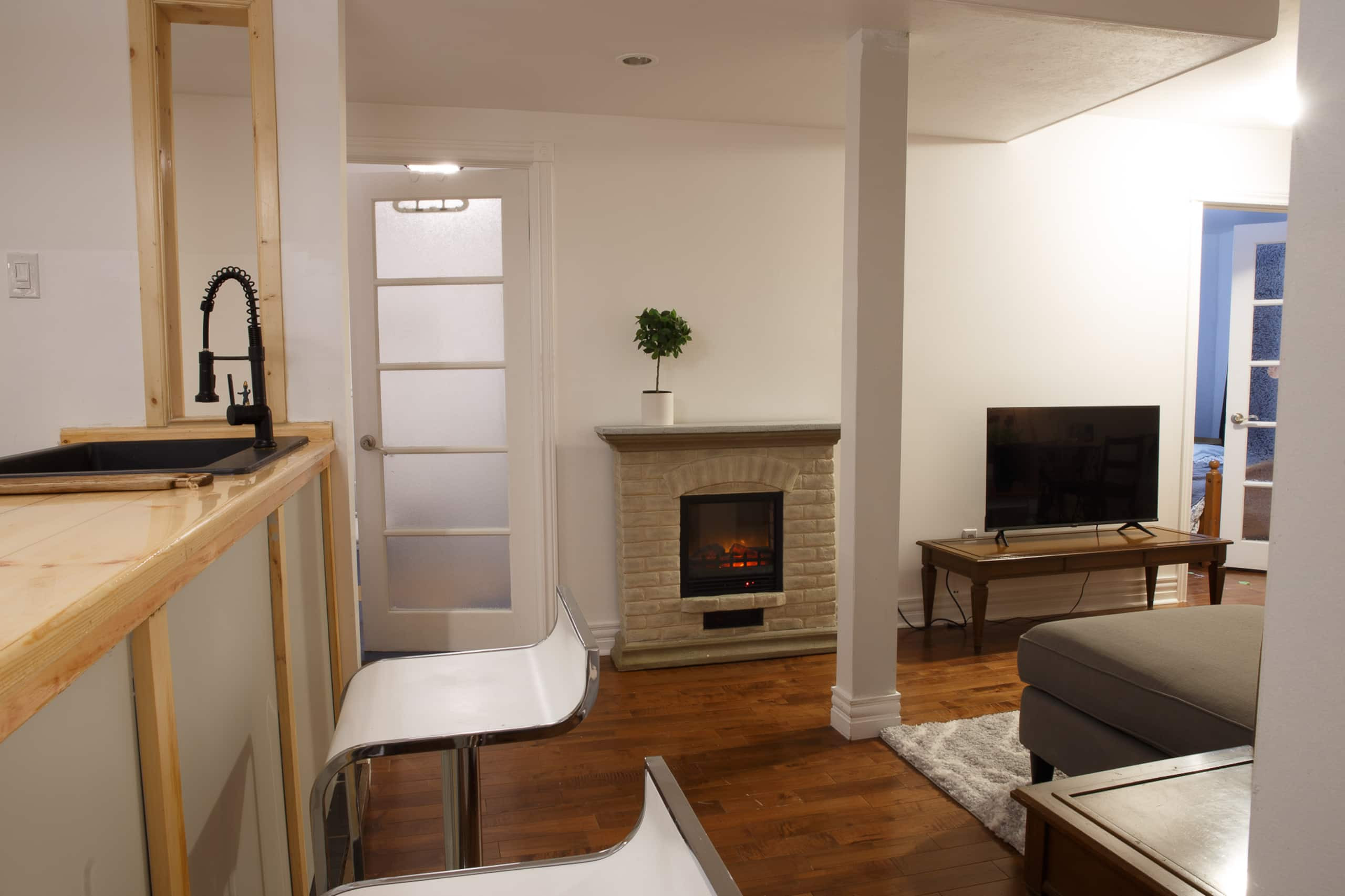 Montreal, I can’t wait! - Living room image 3