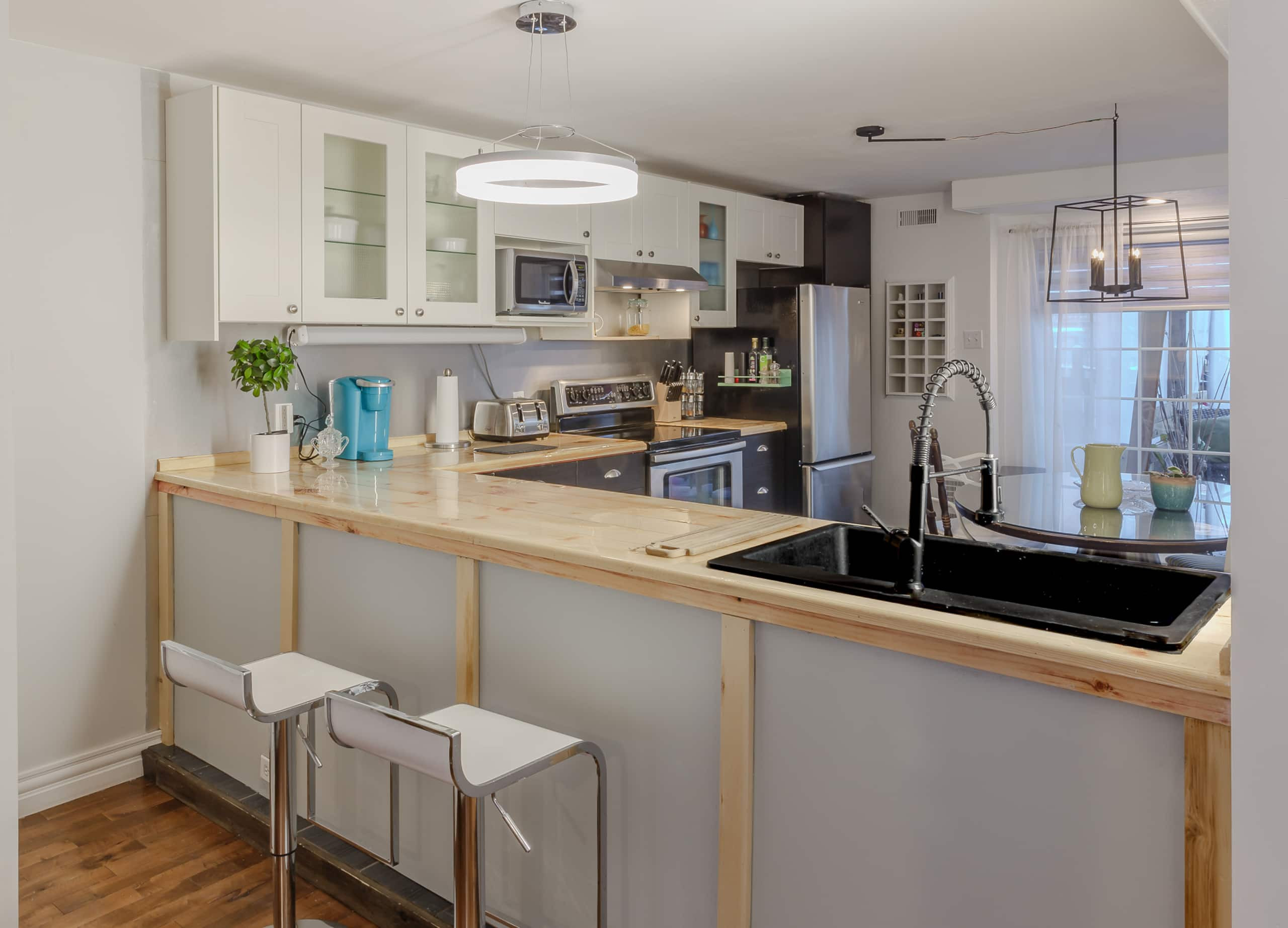 Montreal, I can’t wait! - Full kitchen image 1
