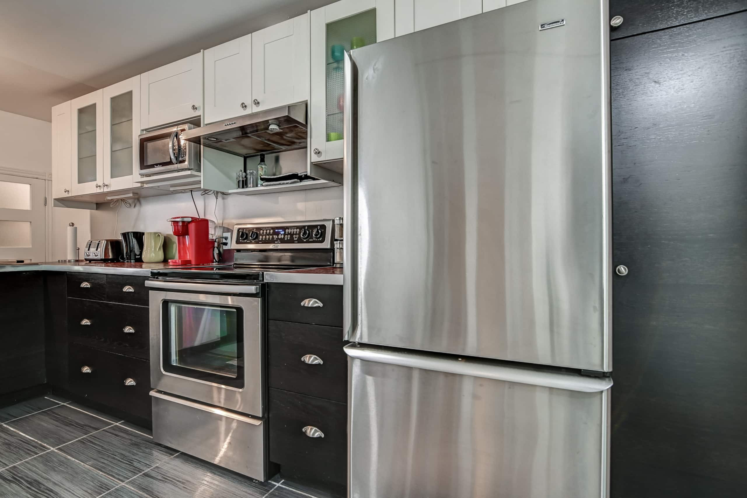 Montreal, I can’t wait! - Full kitchen image 2