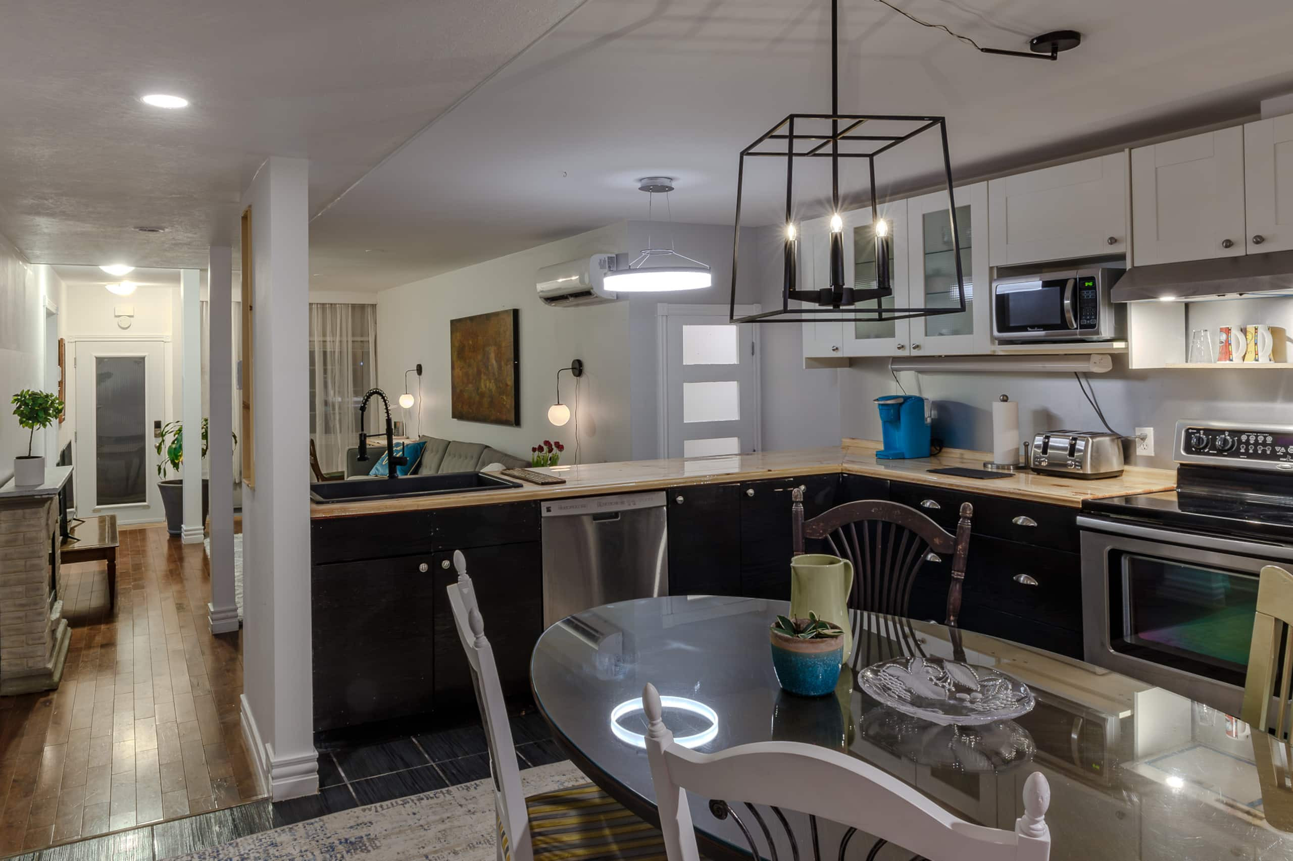 Montreal, I can’t wait! - Full kitchen image 3