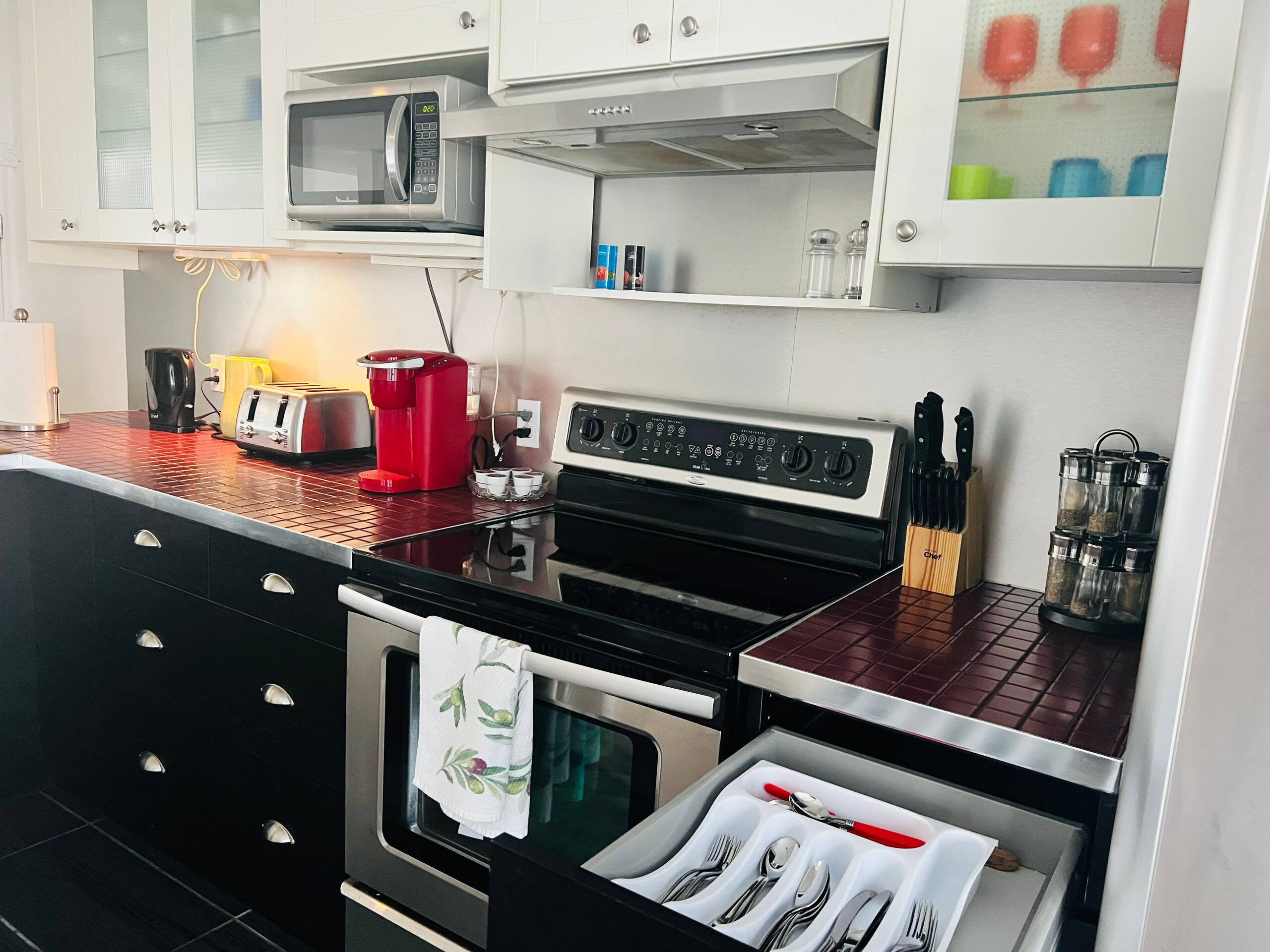 Montreal, I can’t wait! - Full kitchen image 4