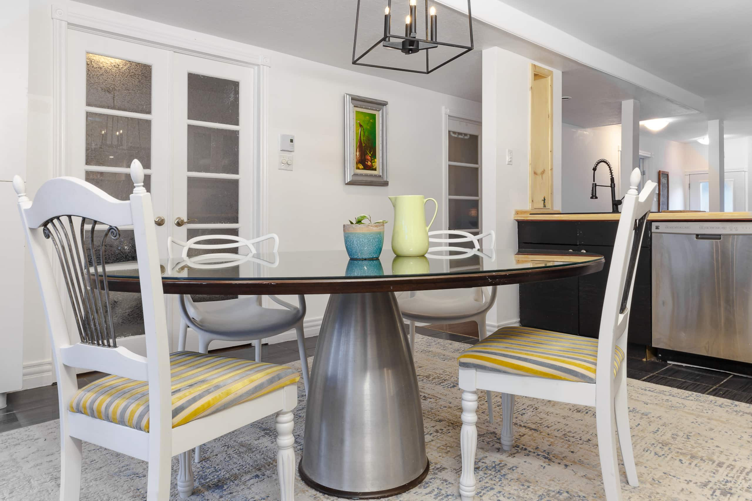 Montreal, I can’t wait! - Dining area image 1
