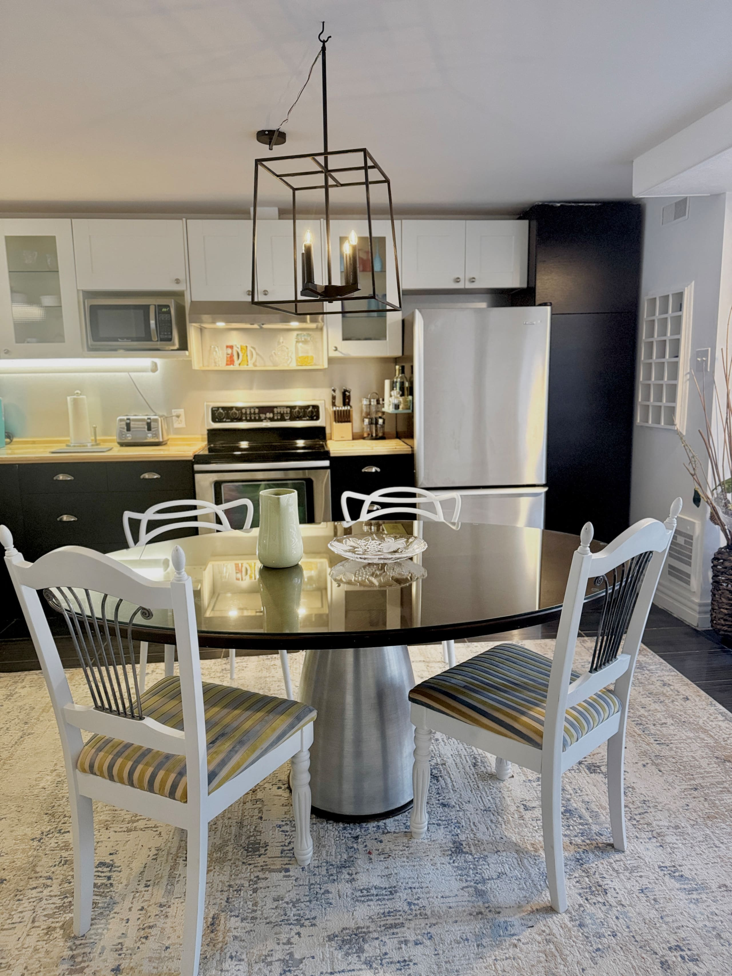 Montreal, I can’t wait! - Dining area image 2