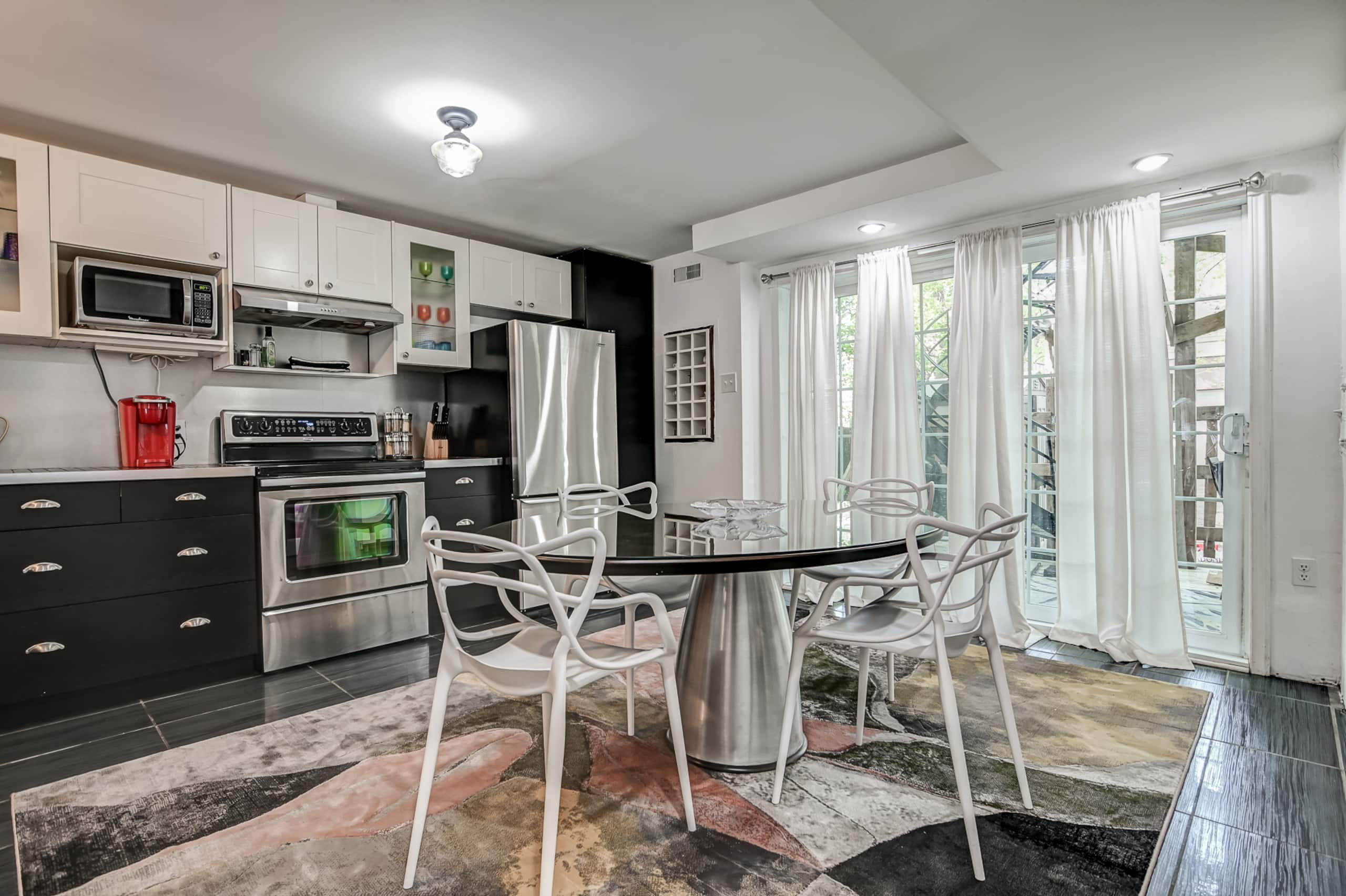 Montreal, I can’t wait! - Dining area image 3