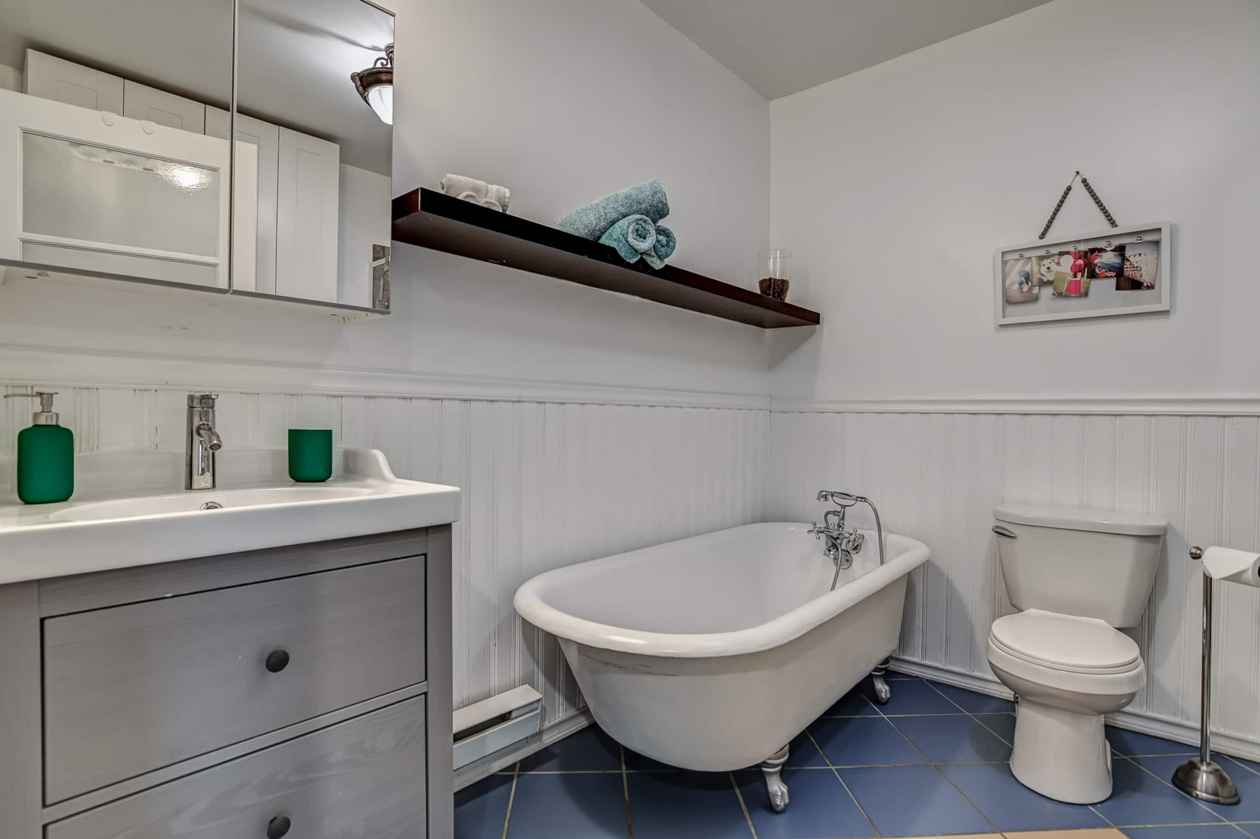 Montreal, I can’t wait! - Full bathroom image 1