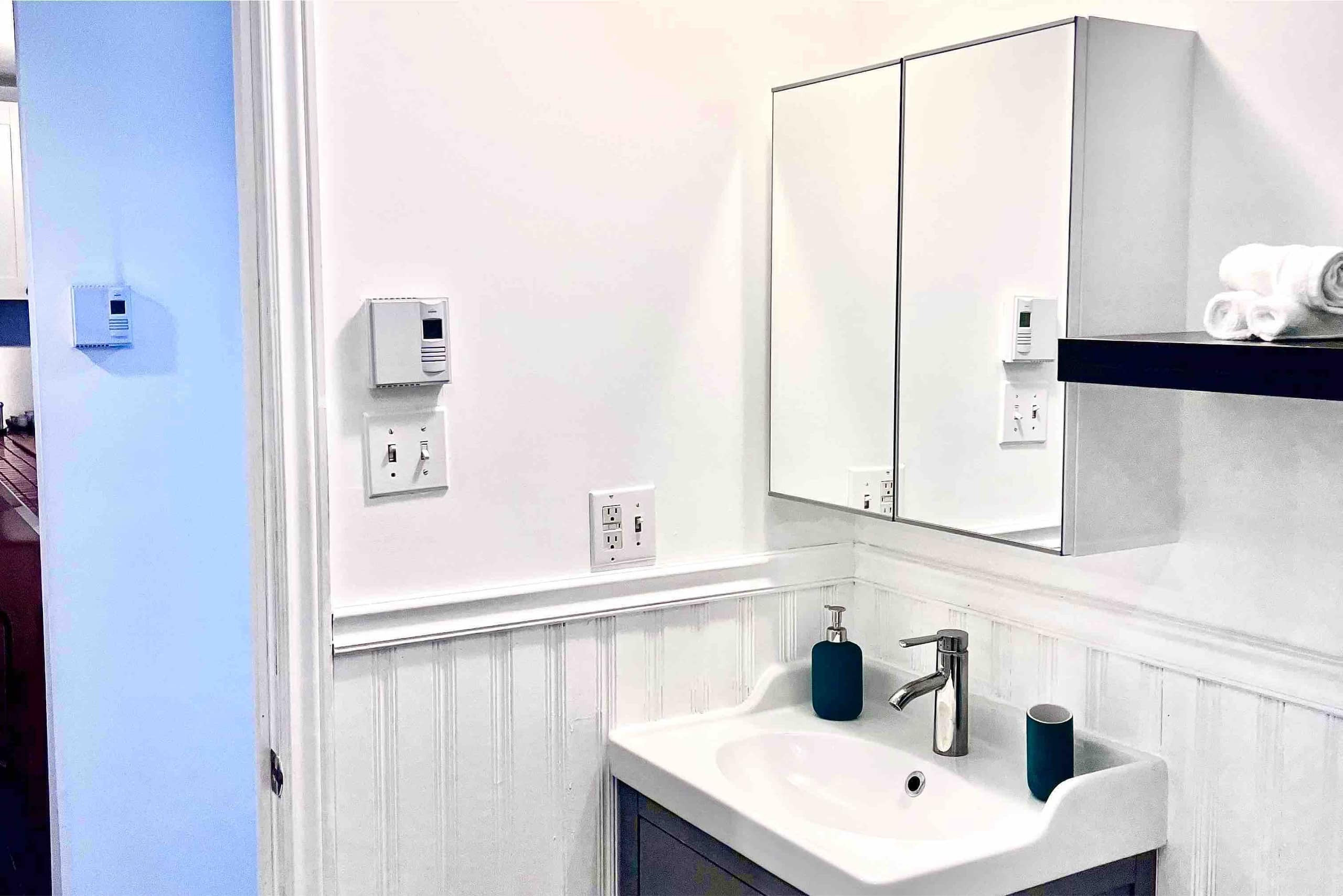 Montreal, I can’t wait! - Full bathroom image 2