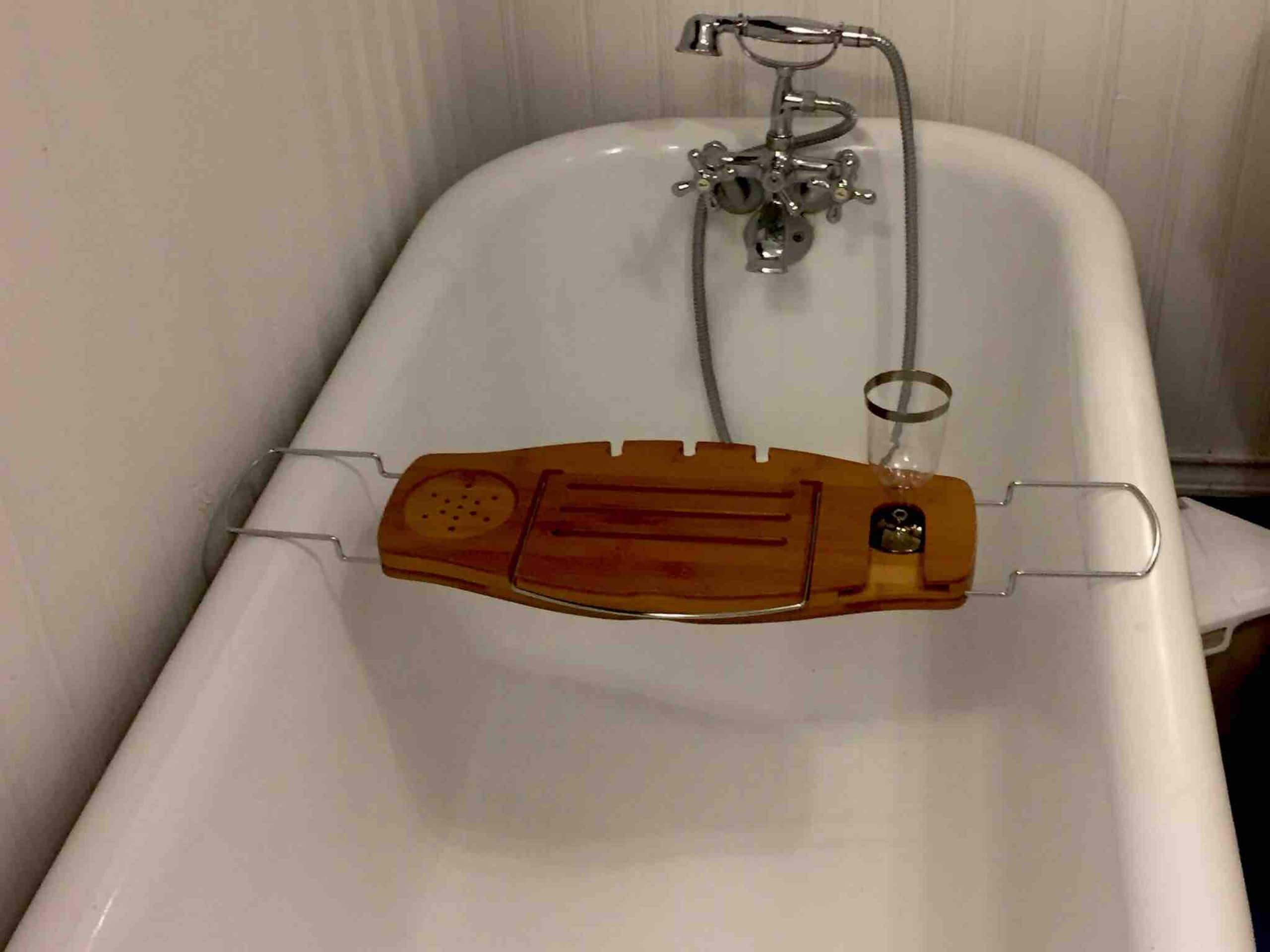 Montreal, I can’t wait! - Full bathroom image 3