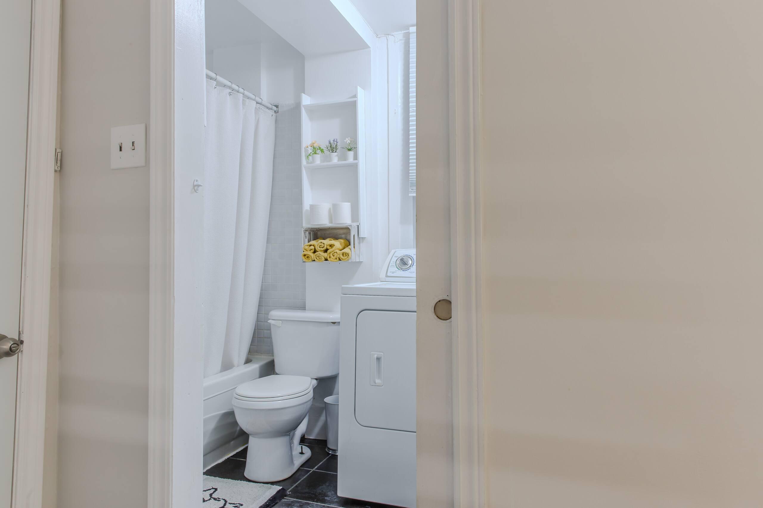 Lanterns, Here i come - Full bathroom image 1