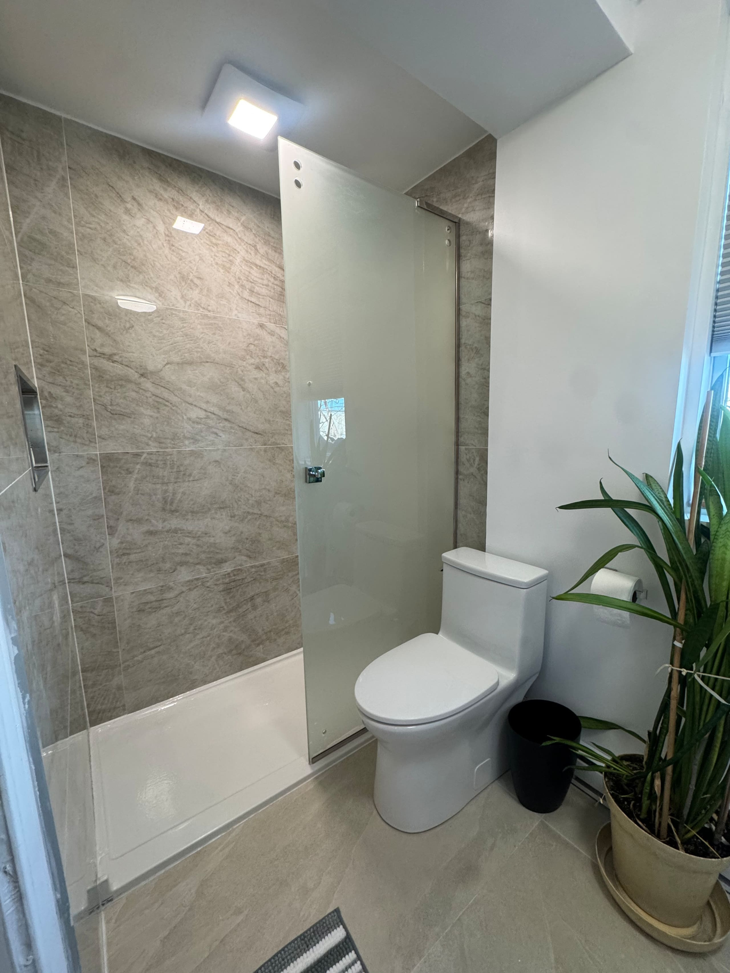 Lanterns, Here i come - Full bathroom image 2