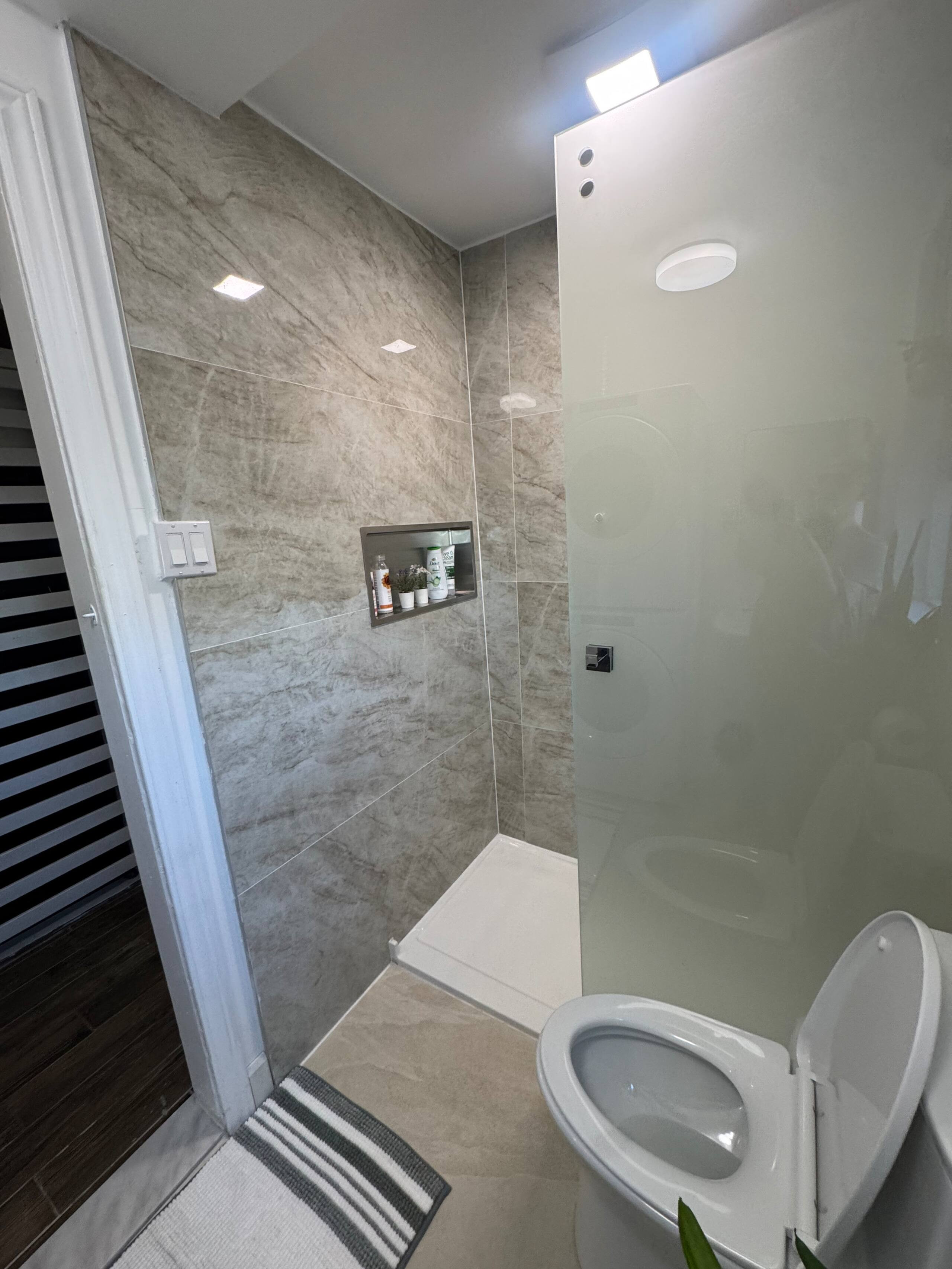 Lanterns, Here i come - Full bathroom image 7