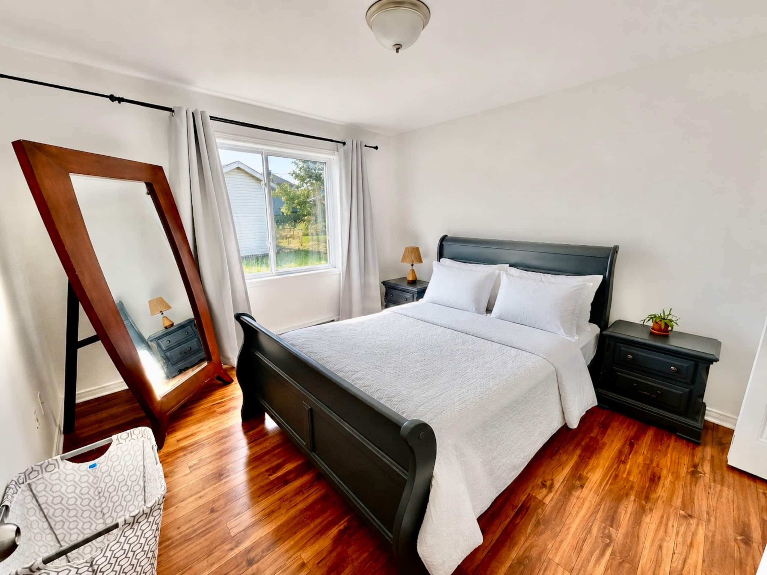 Le Champlain - Bedroom image 1