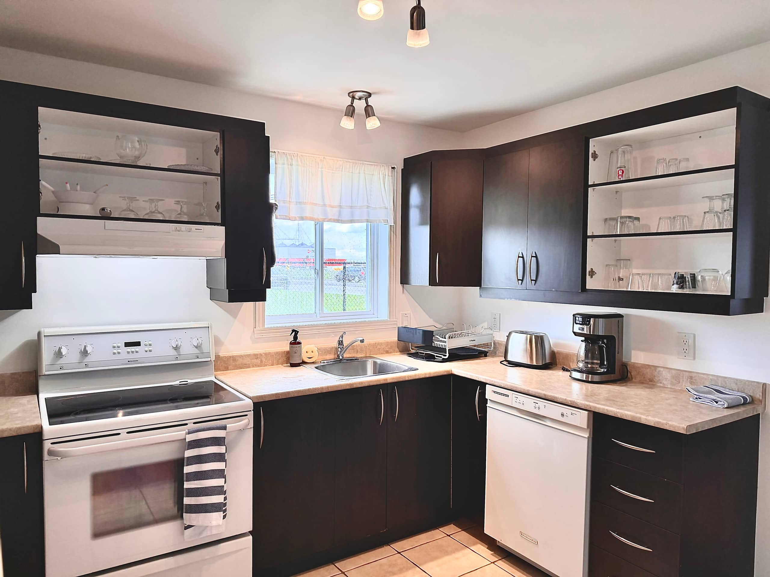 Le Champlain - Full kitchen image 1