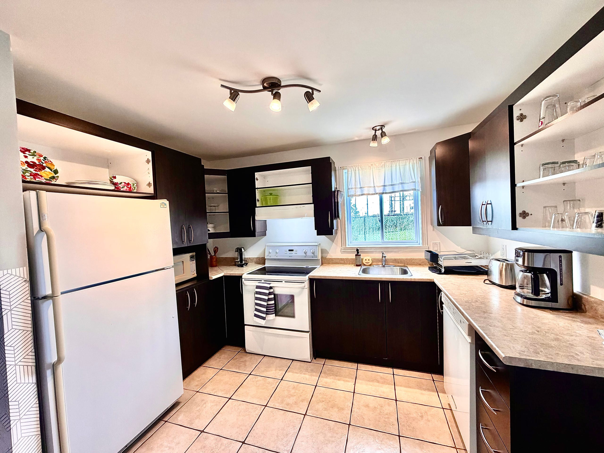 Le Champlain - Full kitchen image 2