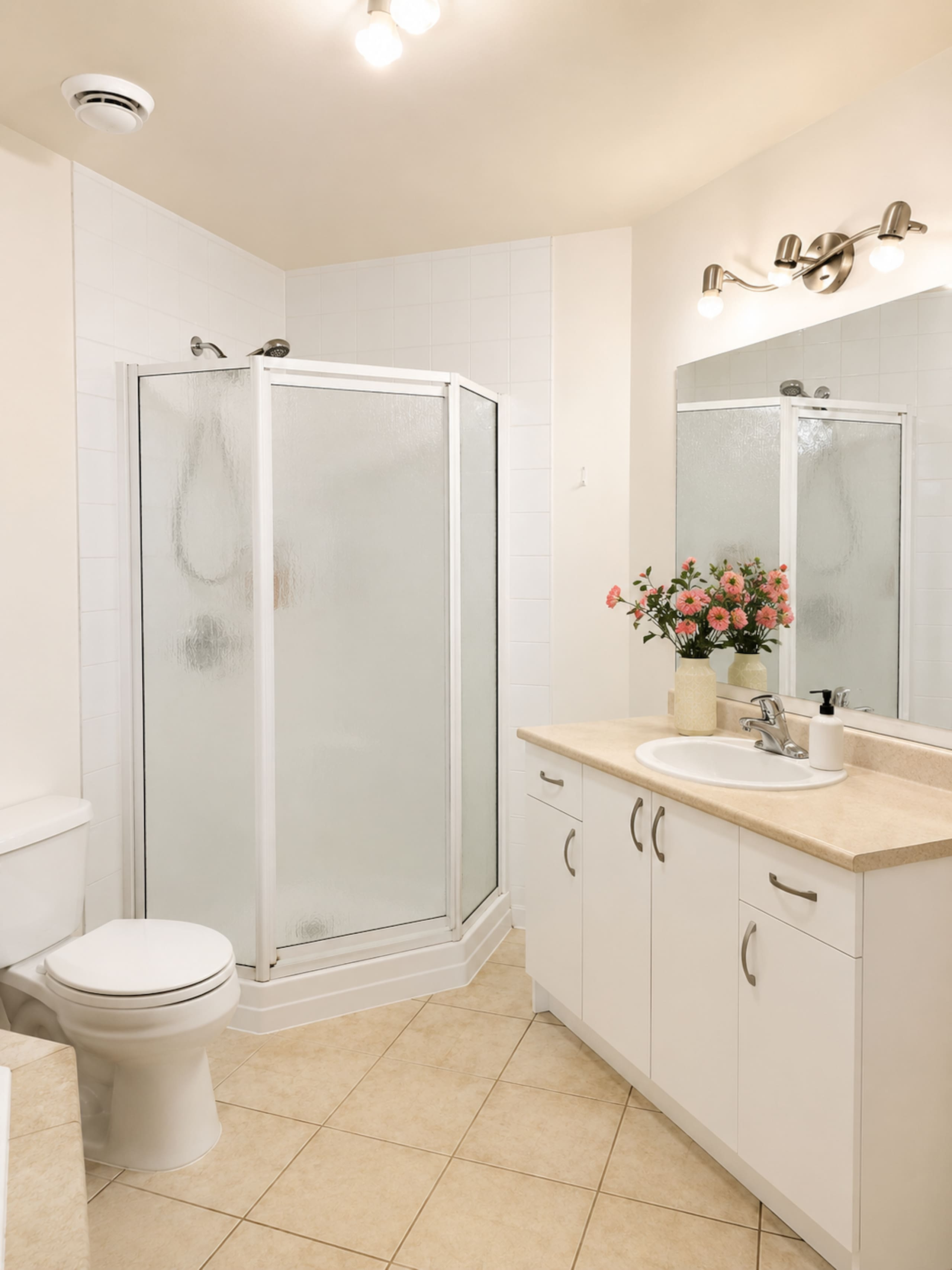 Le cartier - Full bathroom image 1