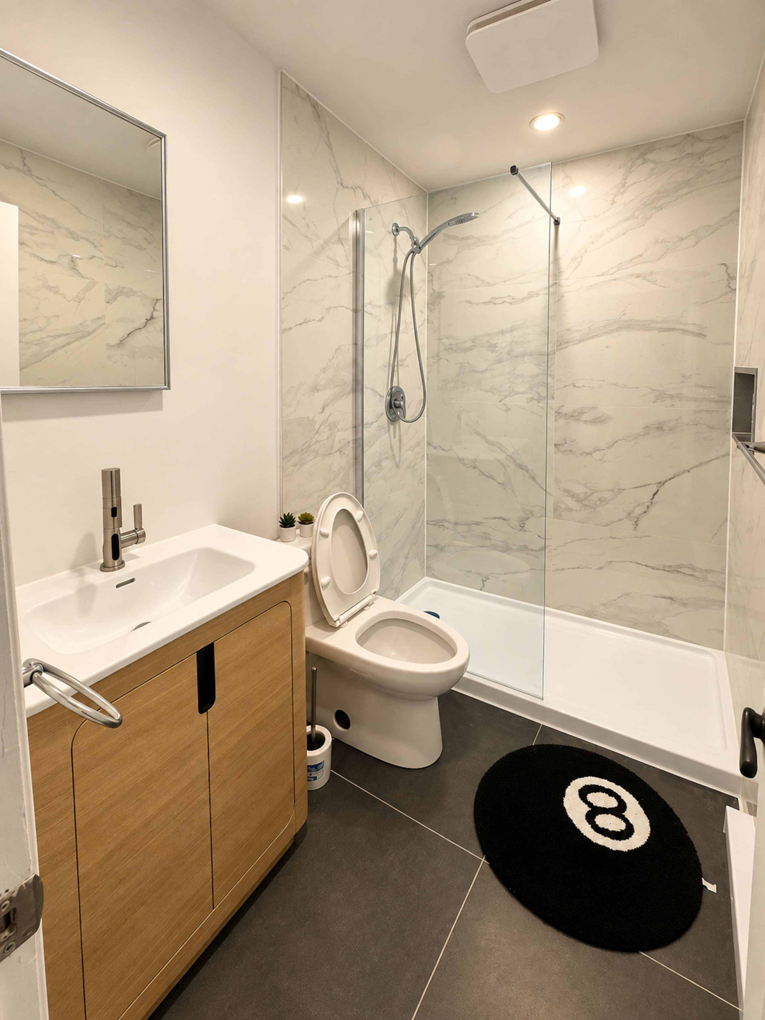 Mia - Full bathroom image 1