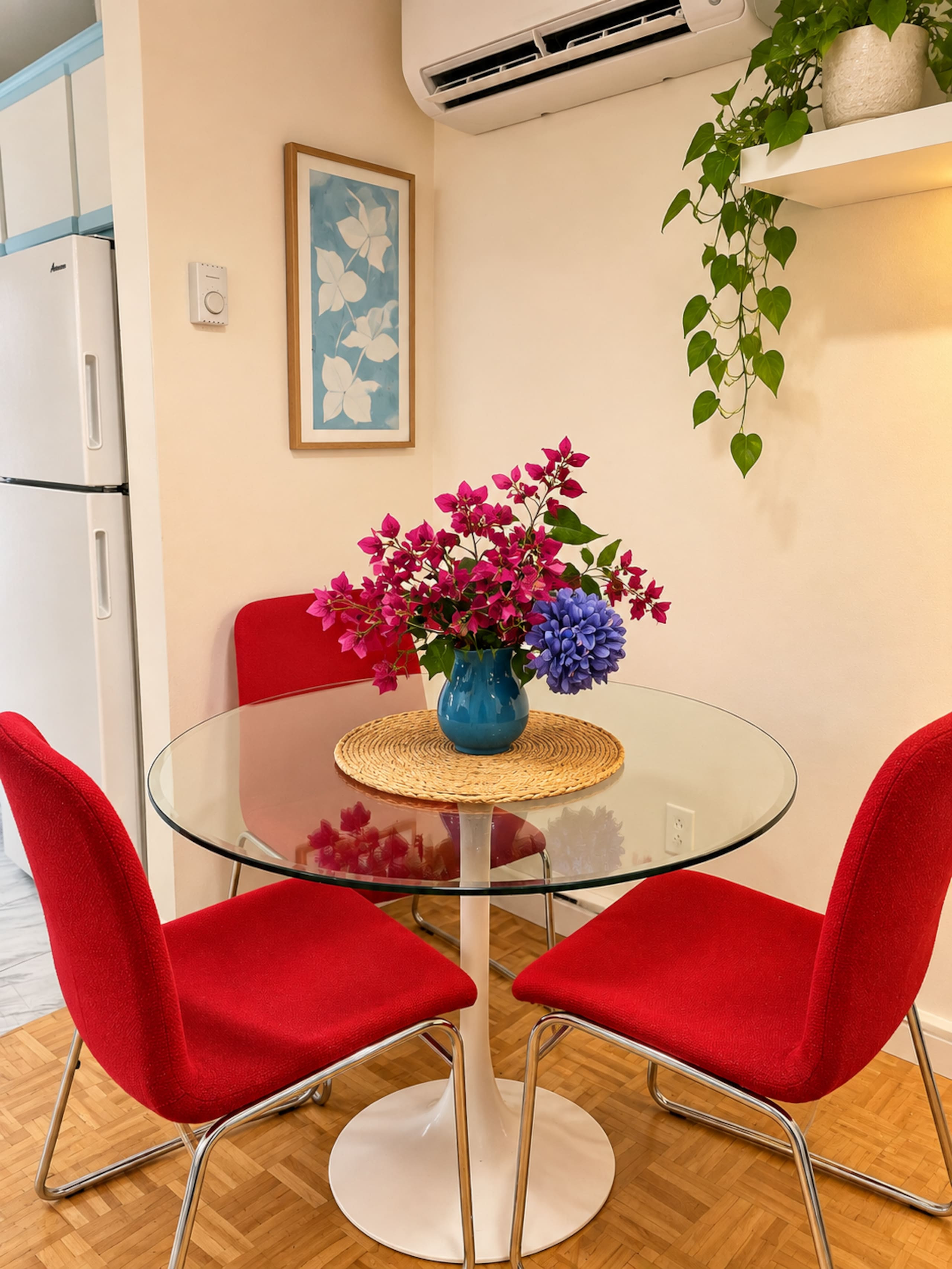 Santorini - Dining area image 1