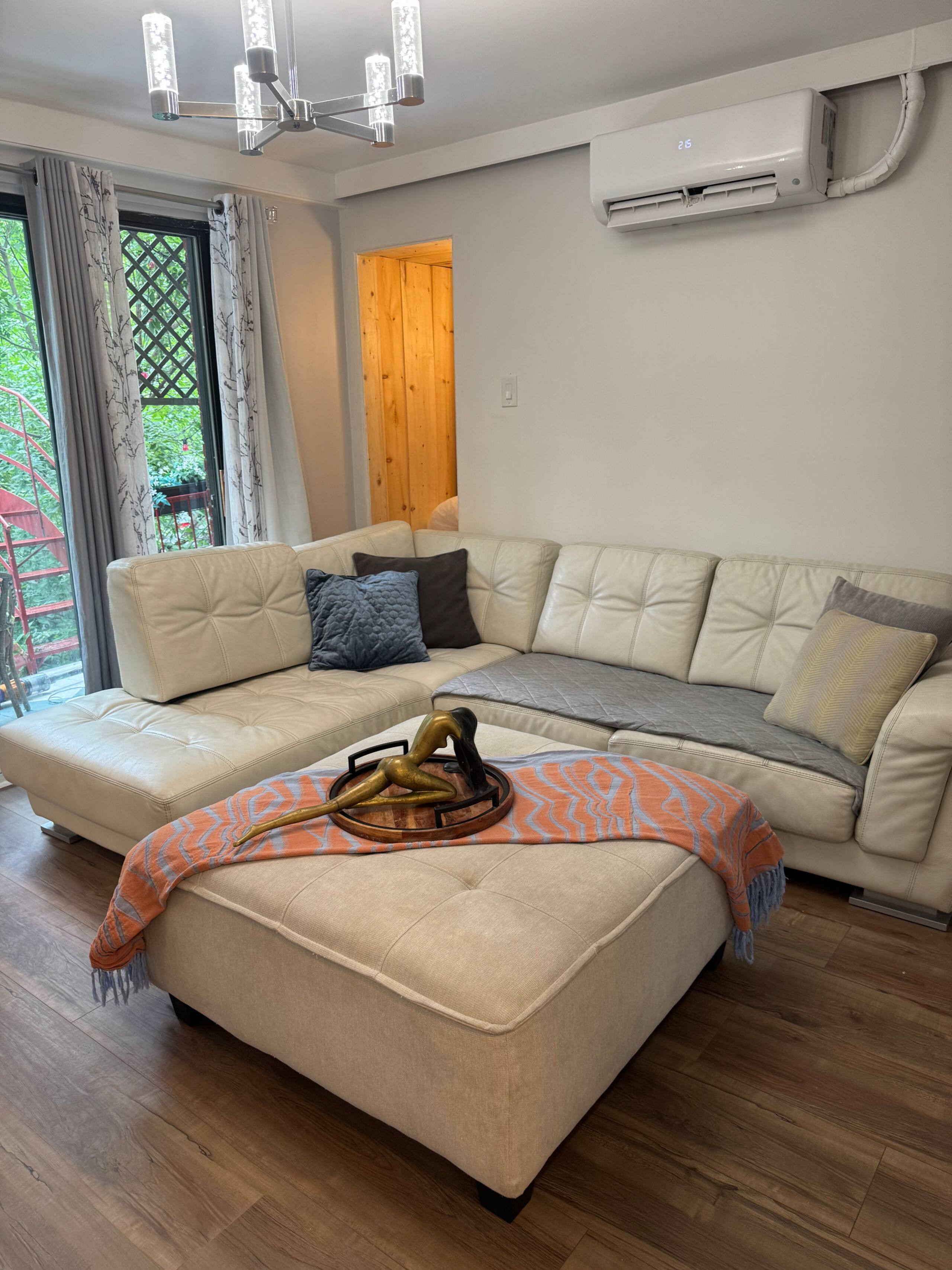 Milos - Living room image 1