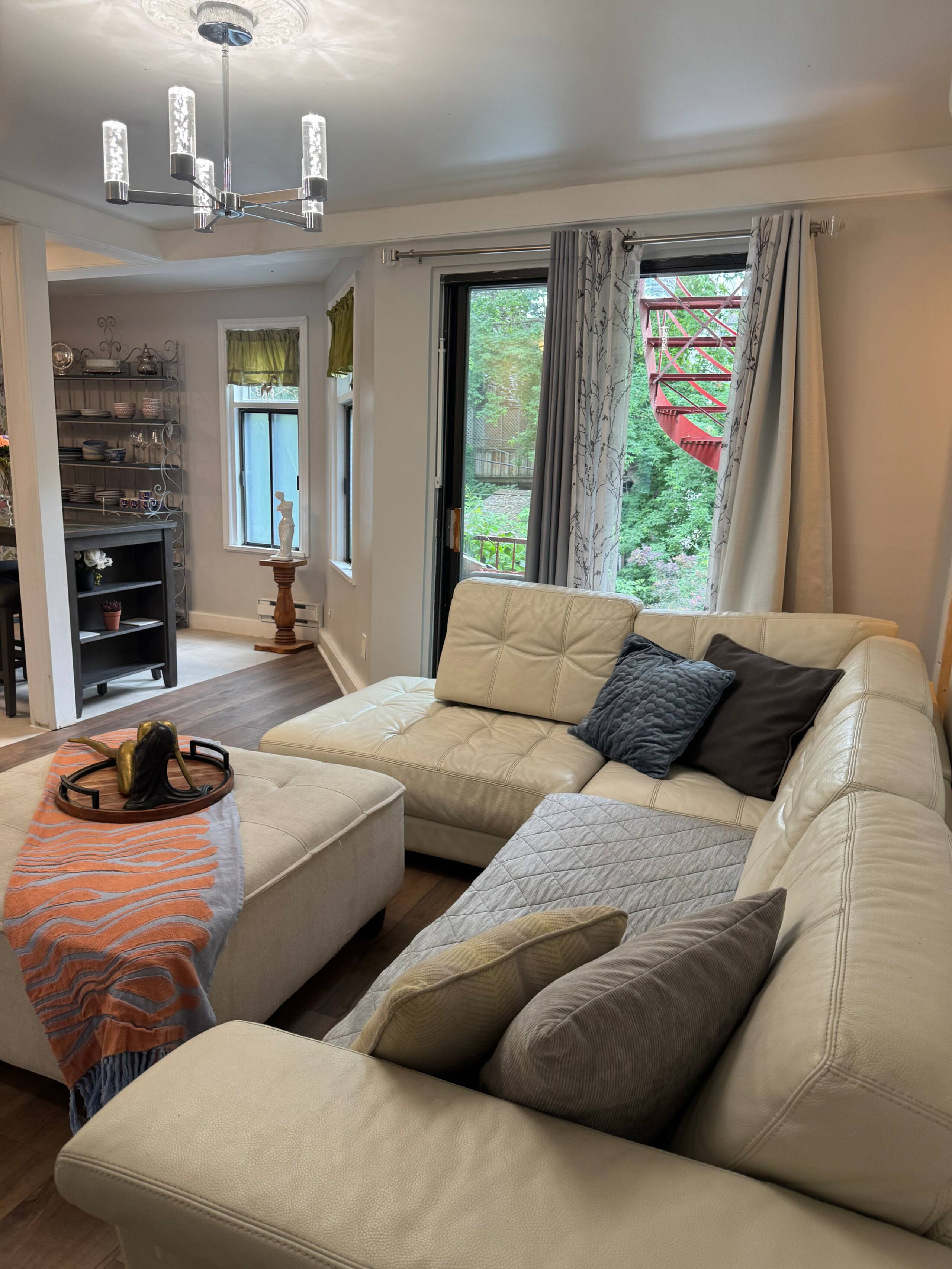 Milos - Living room image 4