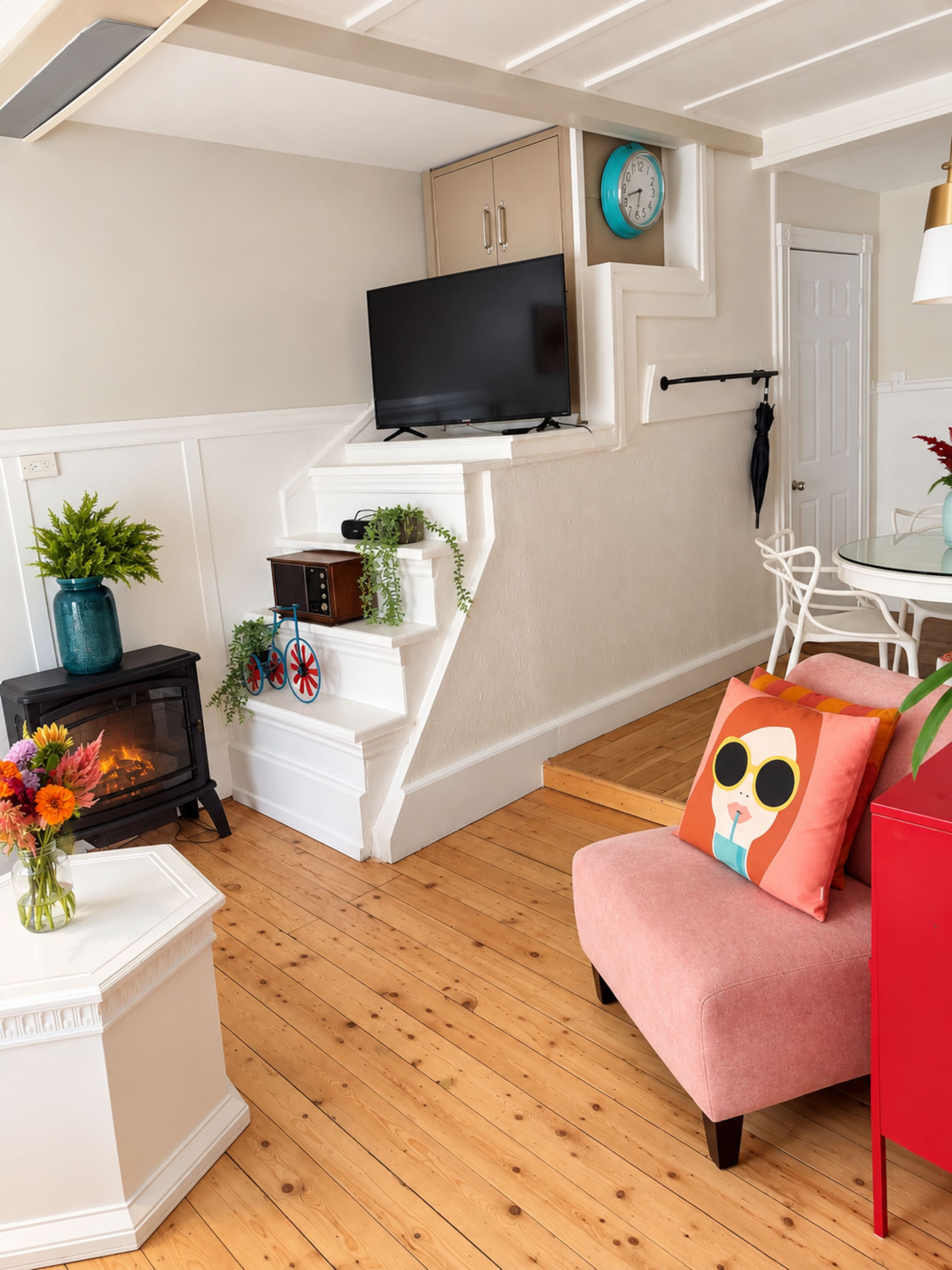 Montreal, Here i come! - Living room image 3
