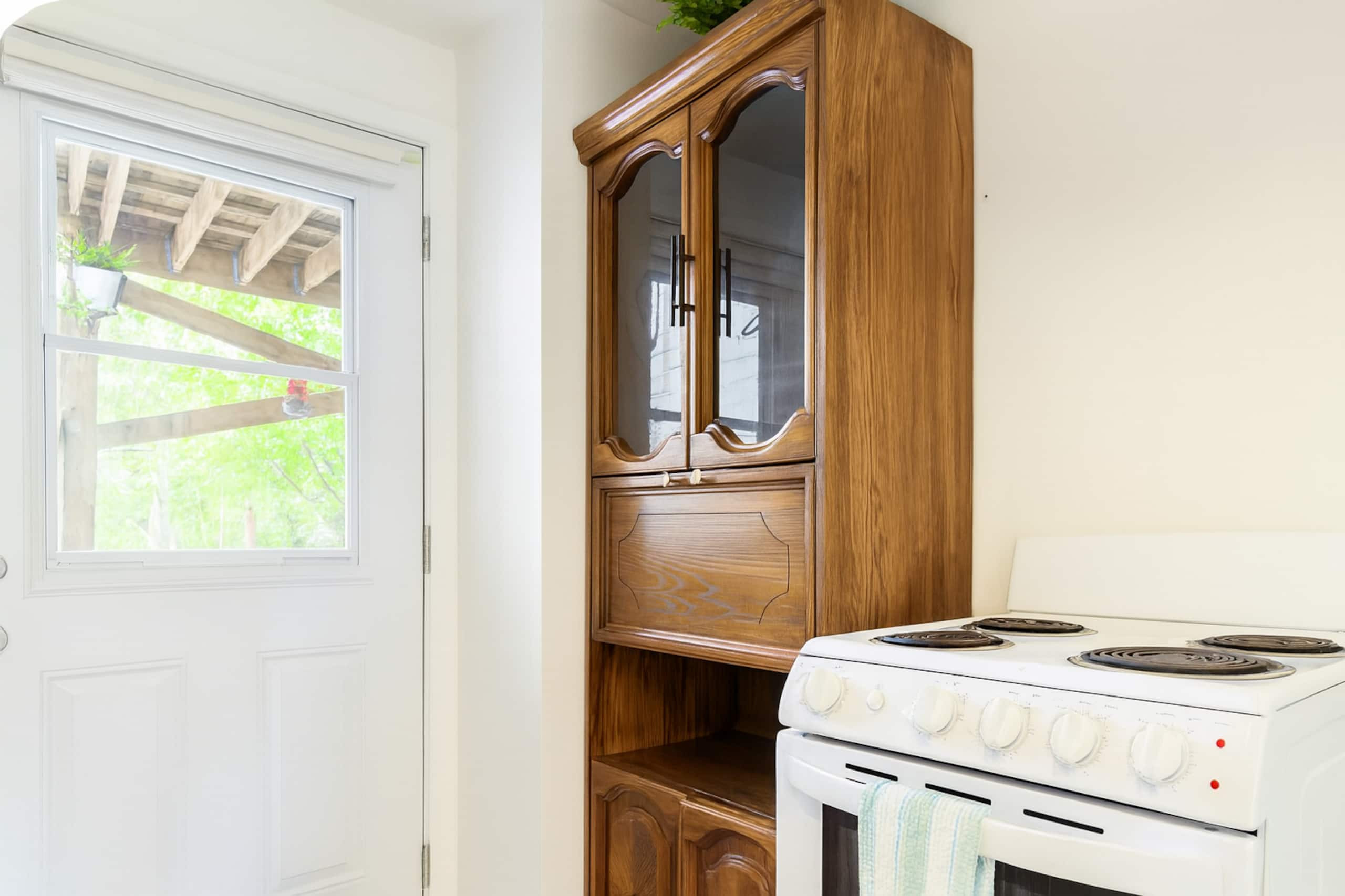 Montreal, Here i come! - Full kitchen image 2
