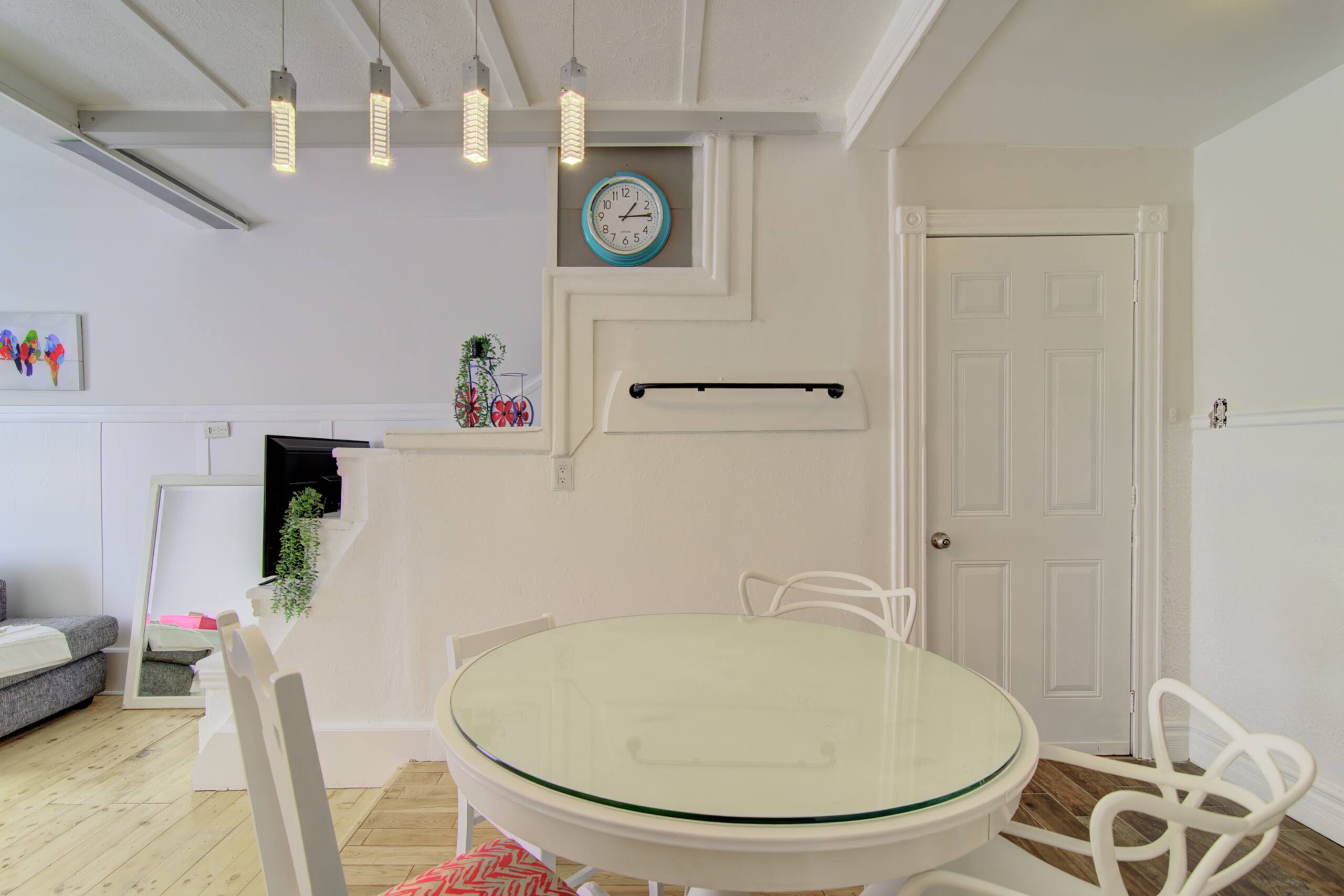 Montreal, Here i come! - Dining area image 2