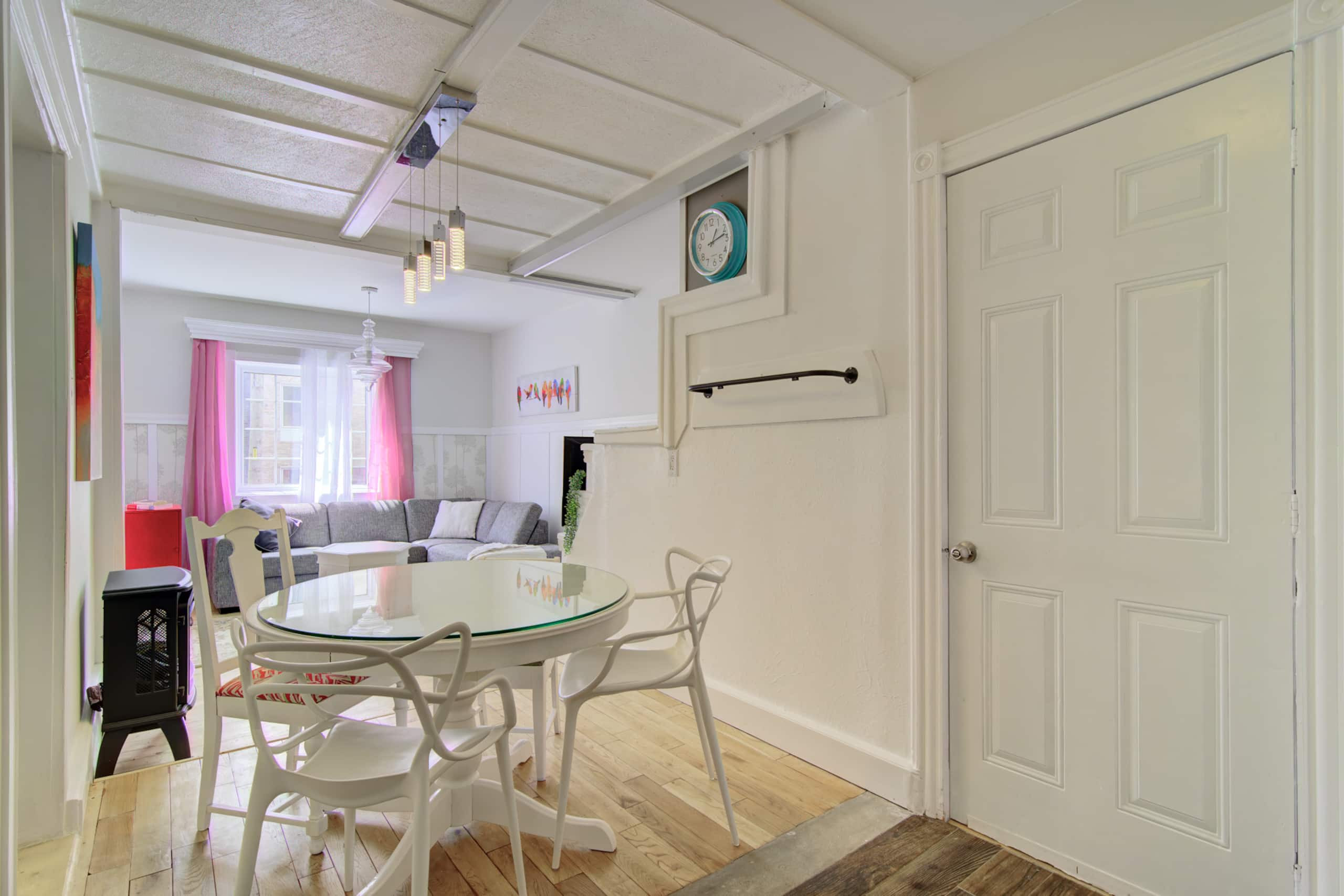 Montreal, Here i come! - Dining area image 3