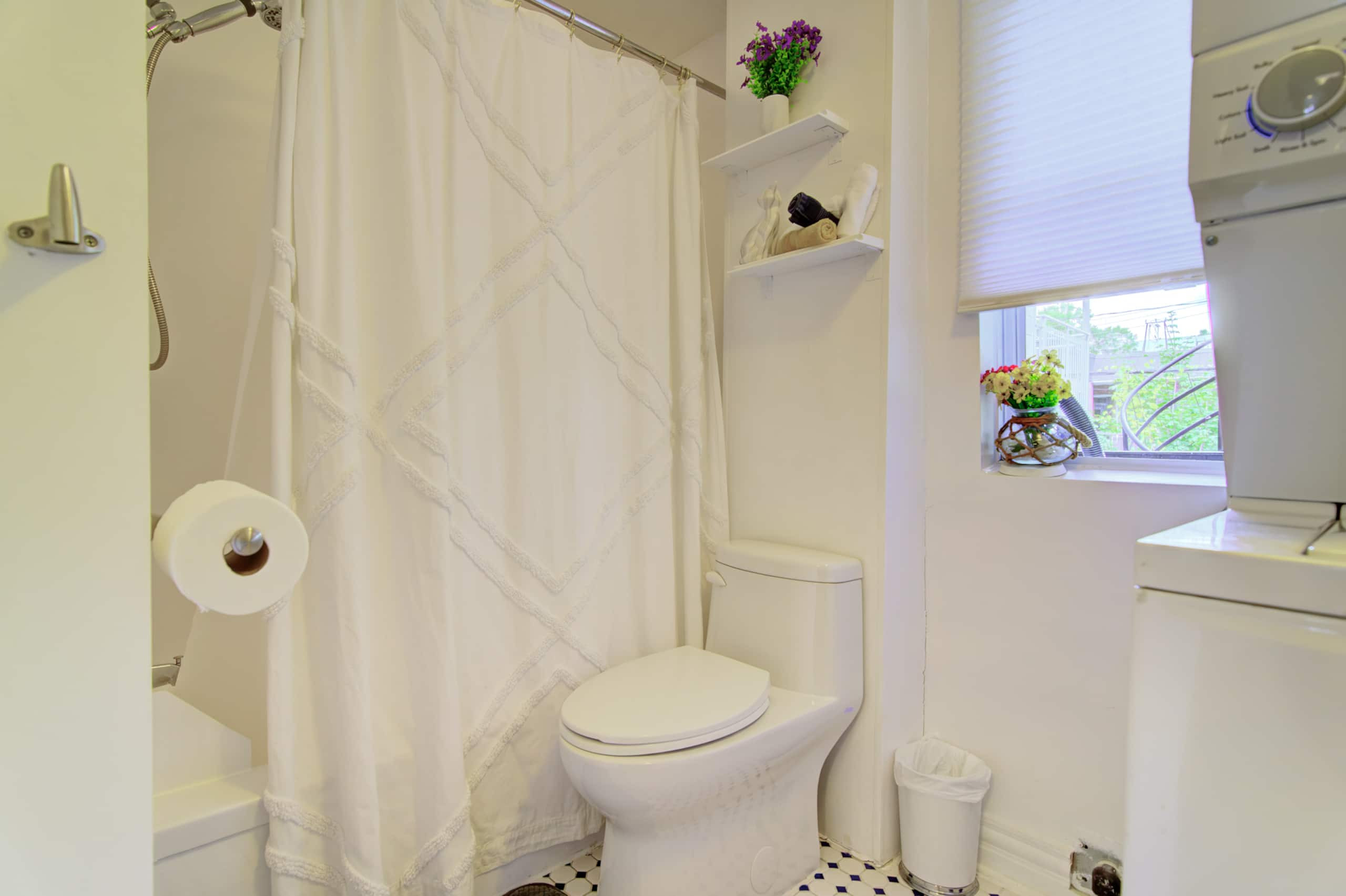Montreal, Here i come! - Full bathroom image 1
