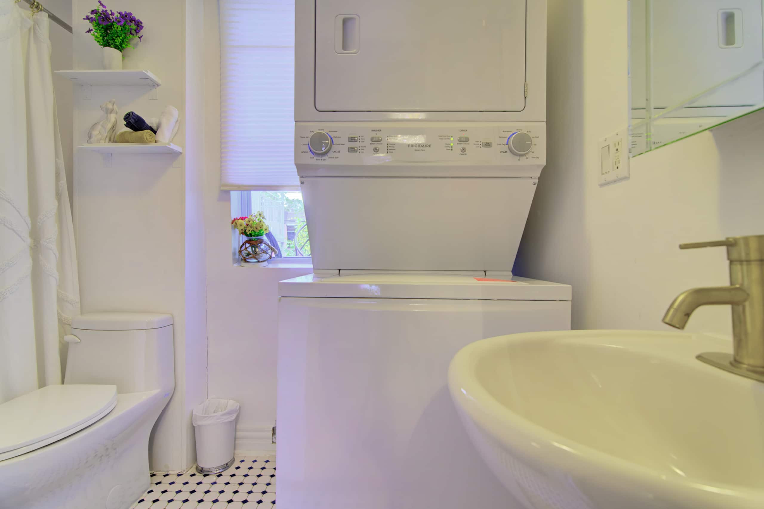 Montreal, Here i come! - Full bathroom image 2
